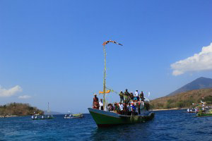 Taking the food offerings to Kepa island where the ritual and prayer will be held