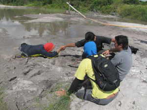 Perjuangan crew dalam meliput. Sayapun jatuh setengah badan kedalam lumpur seperti ini dan sesuai yang saya ceritakan tadi diatas.