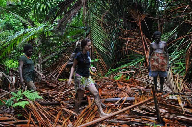 Walaupun basah kuyup, tetap semangat jalan mencari pohon sagu yang membusuk