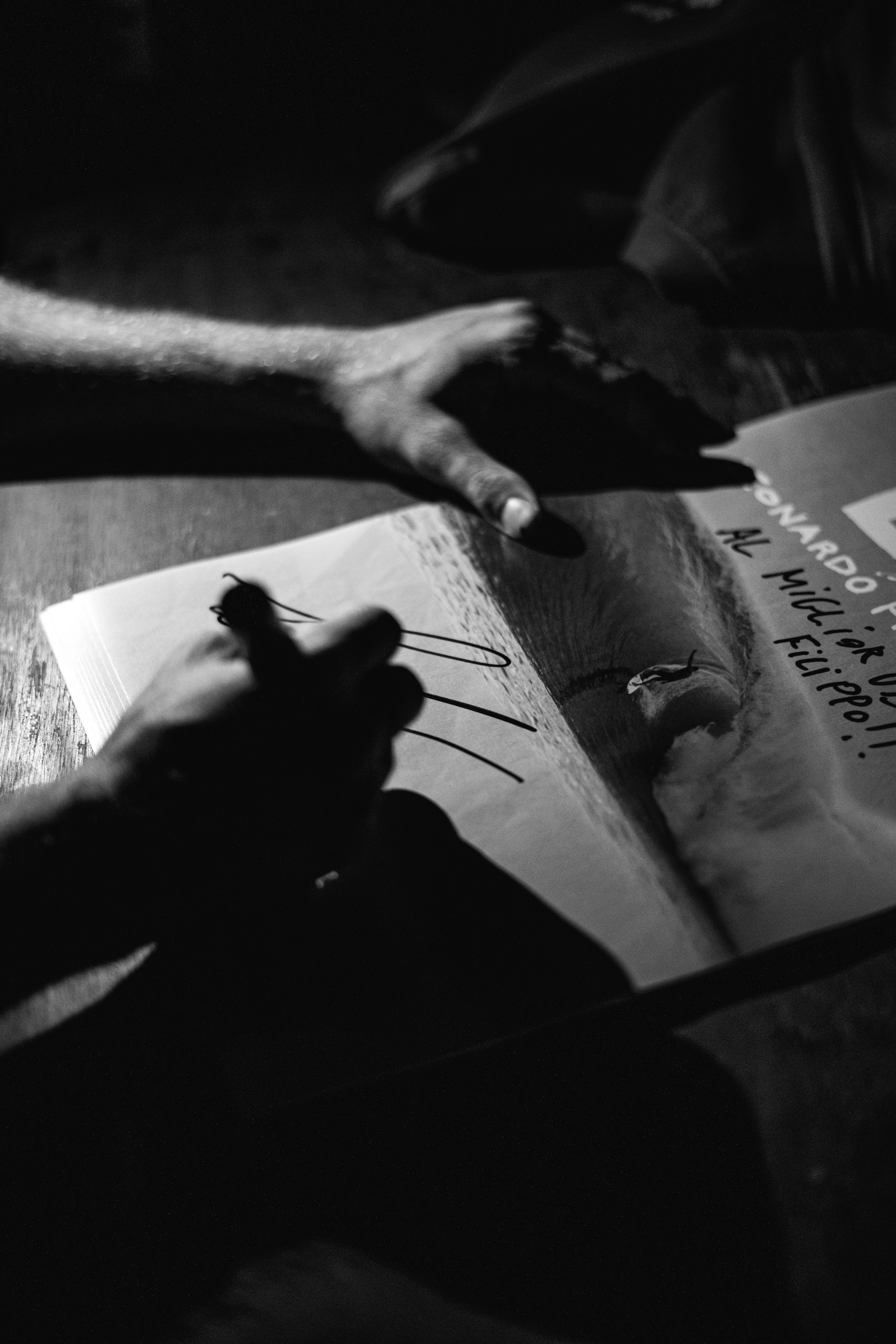 Leonardo Fioravanti mentre firma autografi.