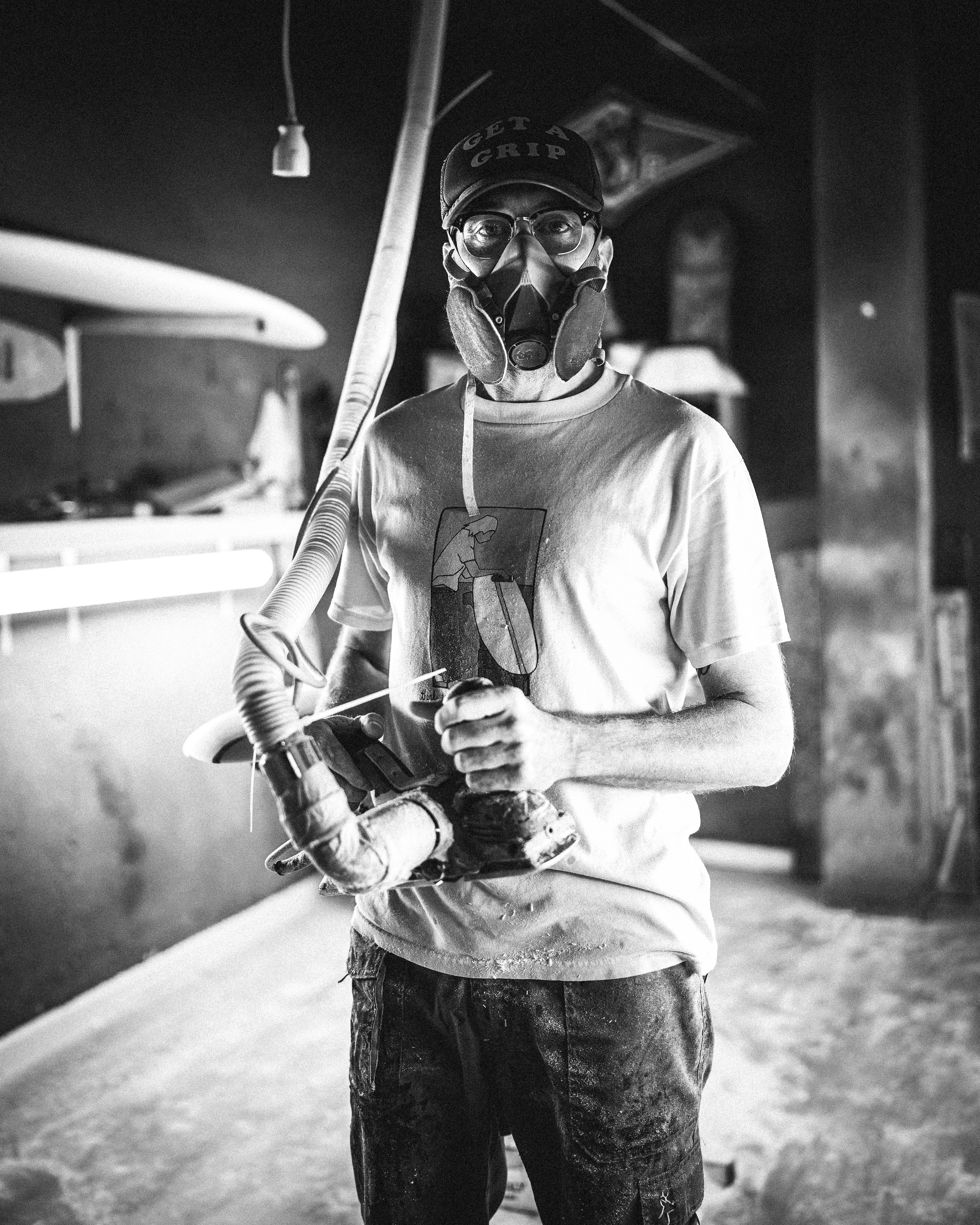 Lui è Fabio, viva a Roma e nel tempo libero crea tavole da surf .