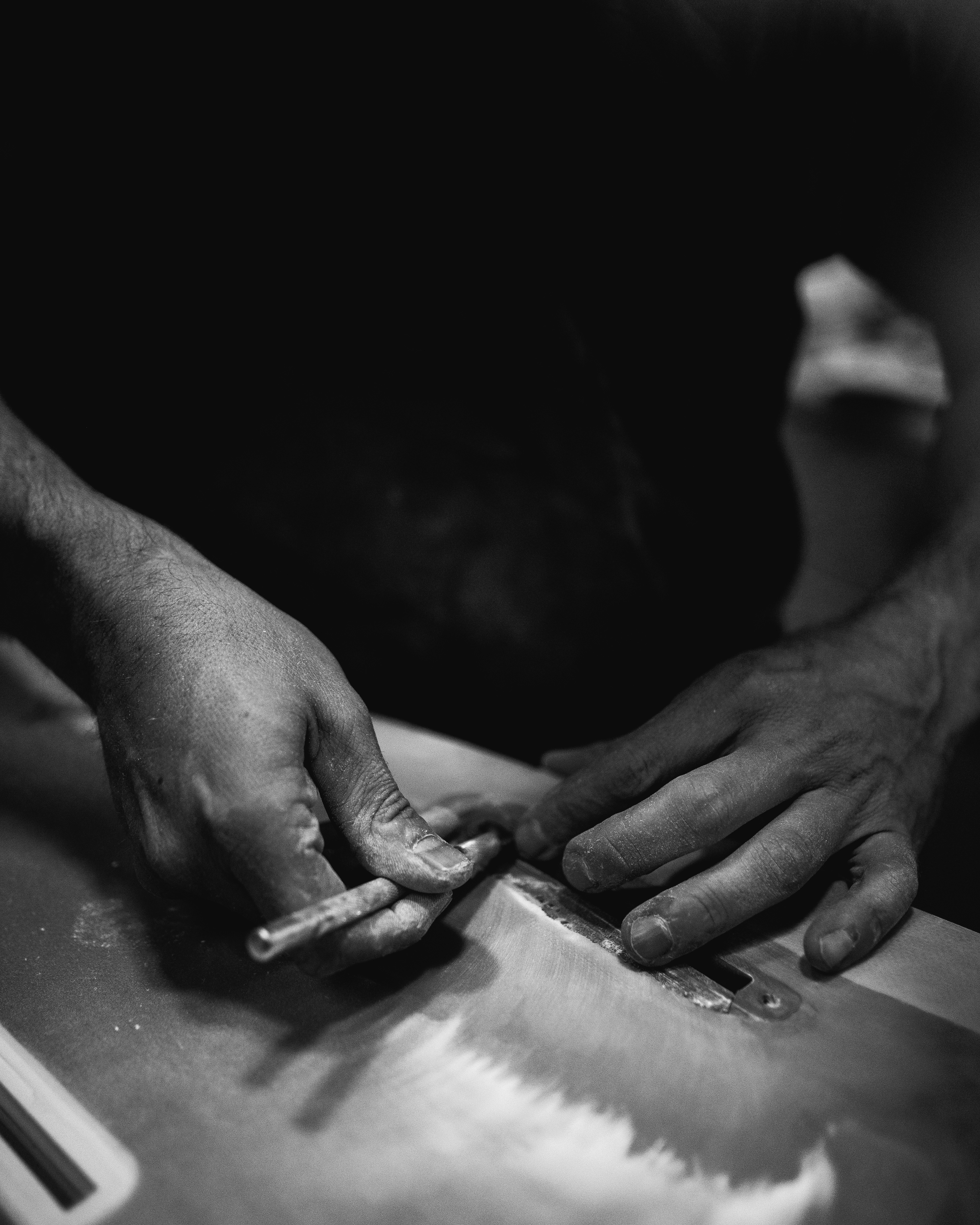 Piergiorgio al lavoro sulla riparazione di una tavola.