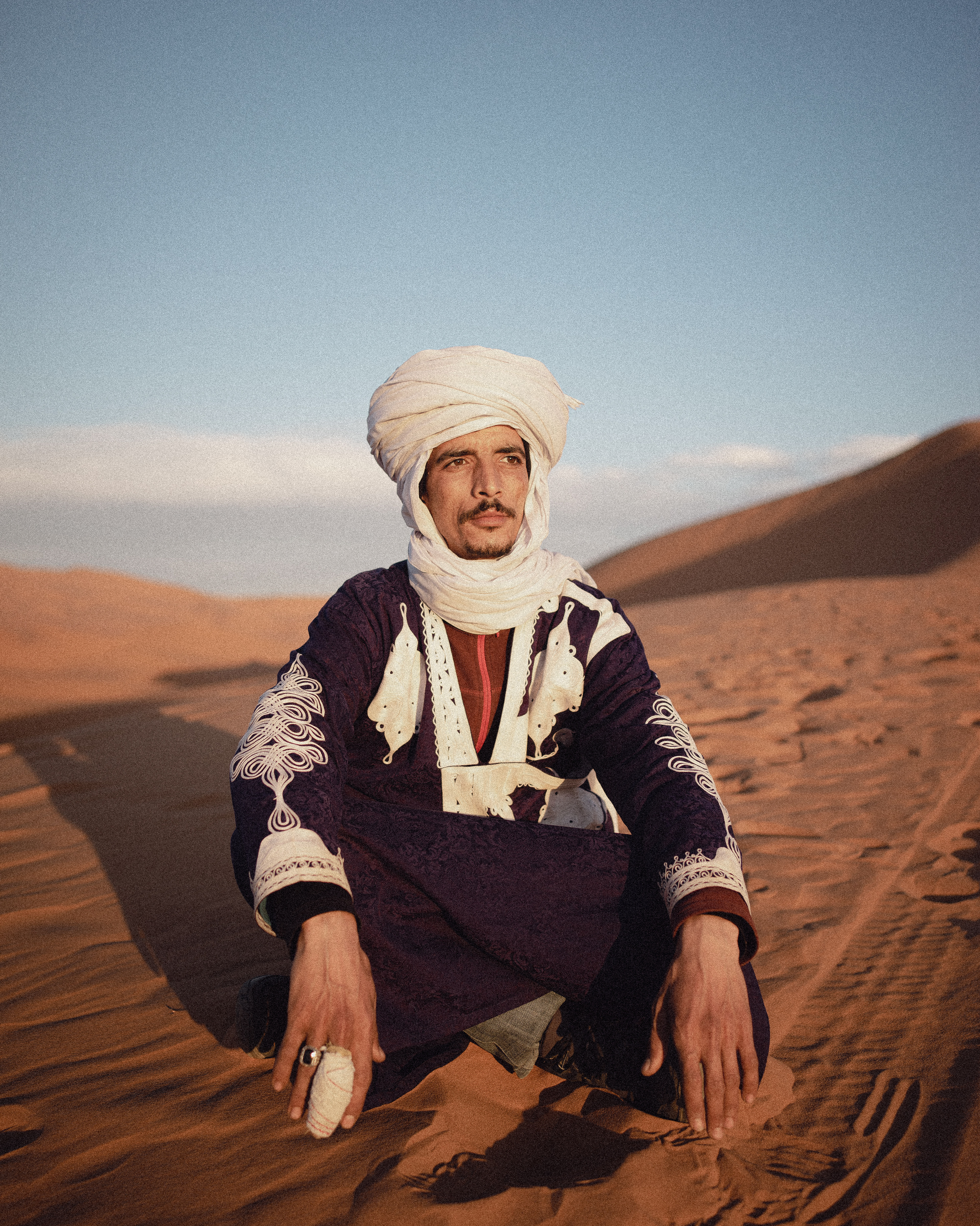 Ritratto durante un sessione di street photography nel deserto del Sahara, Marocco