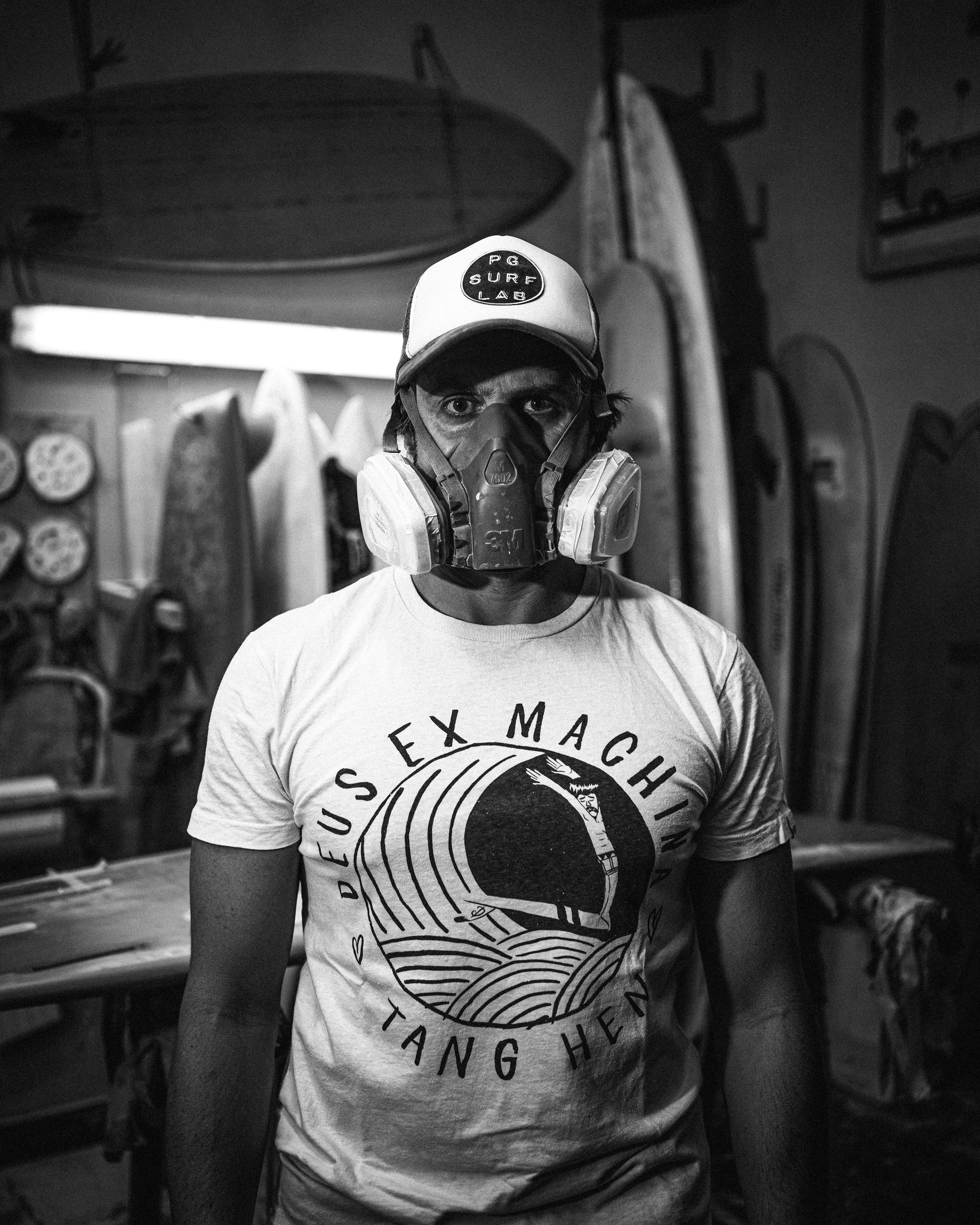 Lui è Piergiorgio e nel tempo libero ripara tavole da surf in un piccolo laboratorio a casa sua.