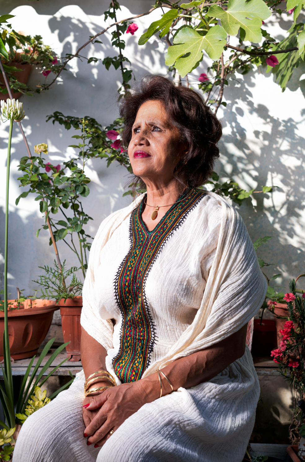 Her name is Angela Alicatoras, born on 8 August 1951 in Asmara (أسمرة) in Eritrea.