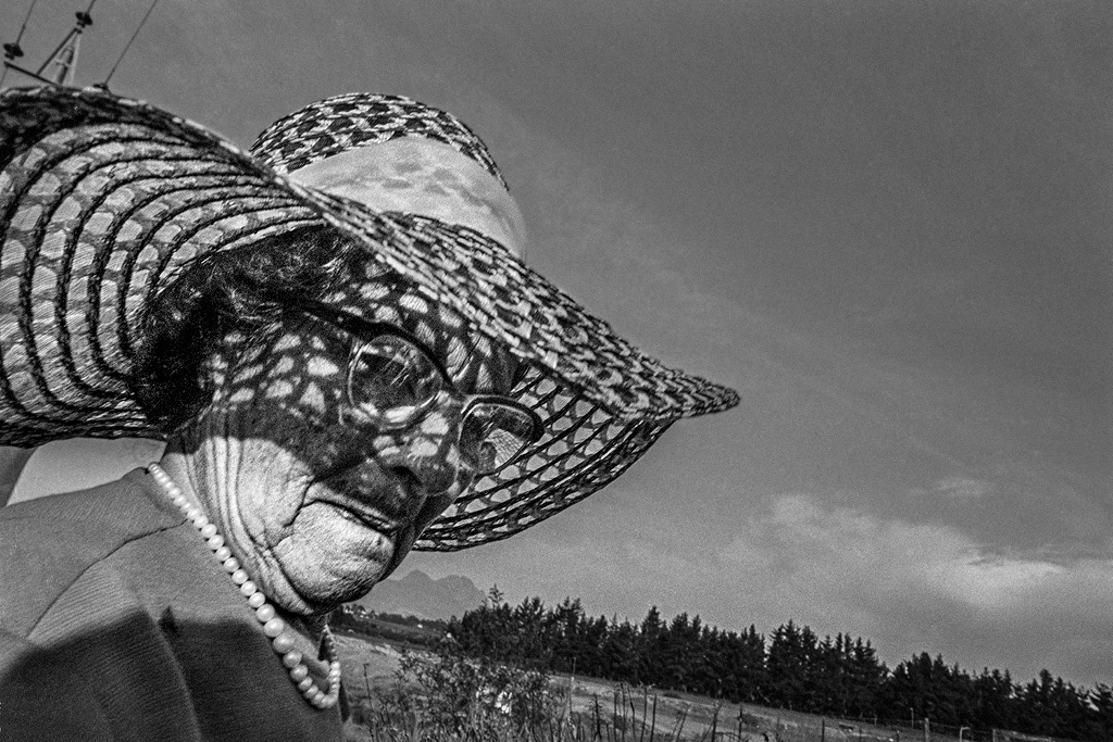 Woman under hat, Tygerburg Zoo