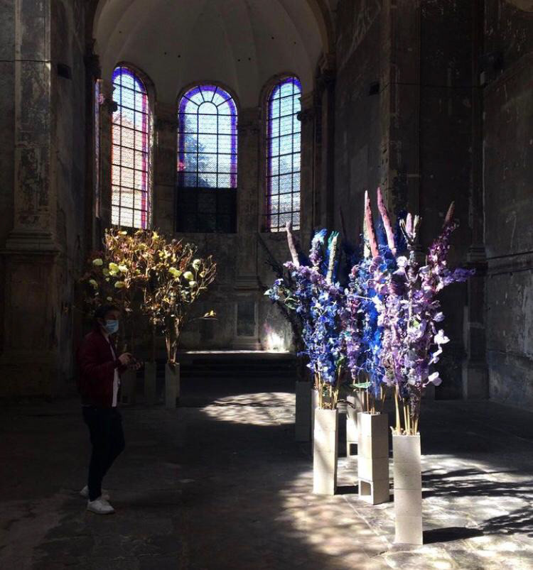 Vue de l'exposition Les plus beaux jours, Eglise des Trinitaires à Metz en 2021. Curatrice Viviane Zenner