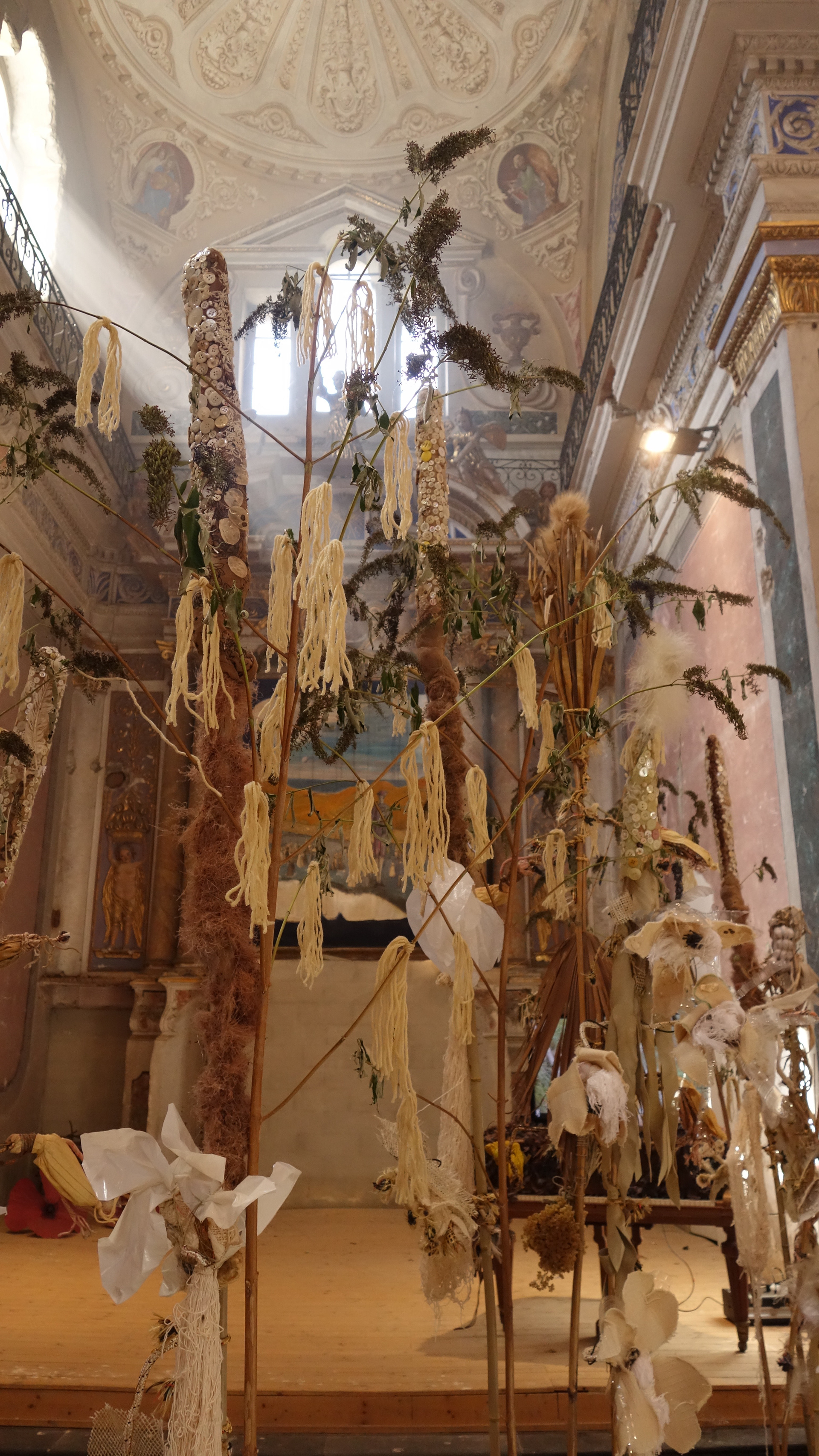 Installation florale en dialogue avec le documentaire animalier de Rémy Masseglia