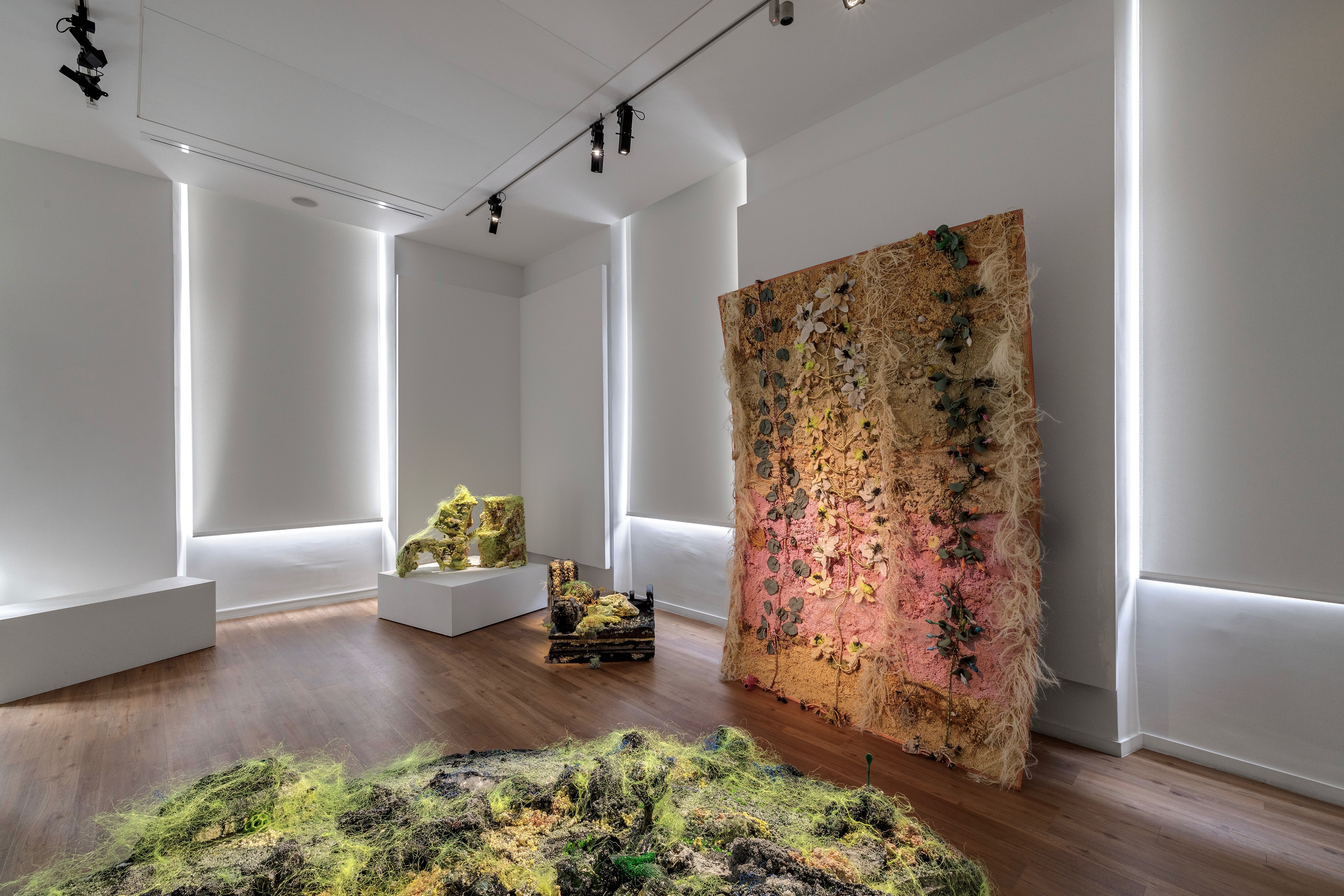 Vue de l’installation Iles-sèmes au Carré de Baudoin. Curatrice Anne-Laure Peressin photo ©RomainDarnaud