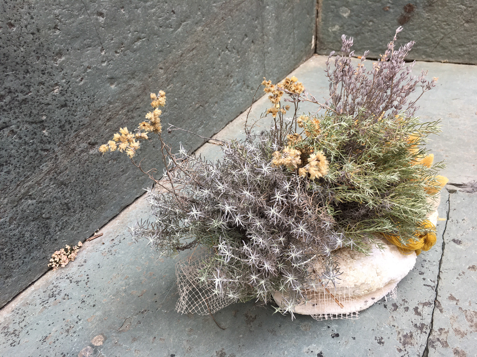  Ilôt, 2023. 45 x 50 x 32 cm lors du Festival sur Le lavoir à Breil Sur Roya