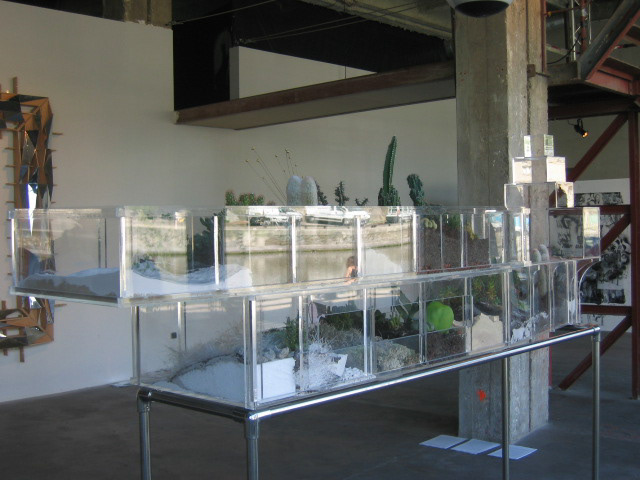 Polarity Garden. 210 x 175 x 35 cm. 2006. Installation co-réalisée par Emilie Benoist et Julien Sirjacq et présentée dans l'exposition Blocs au Point Ephémère