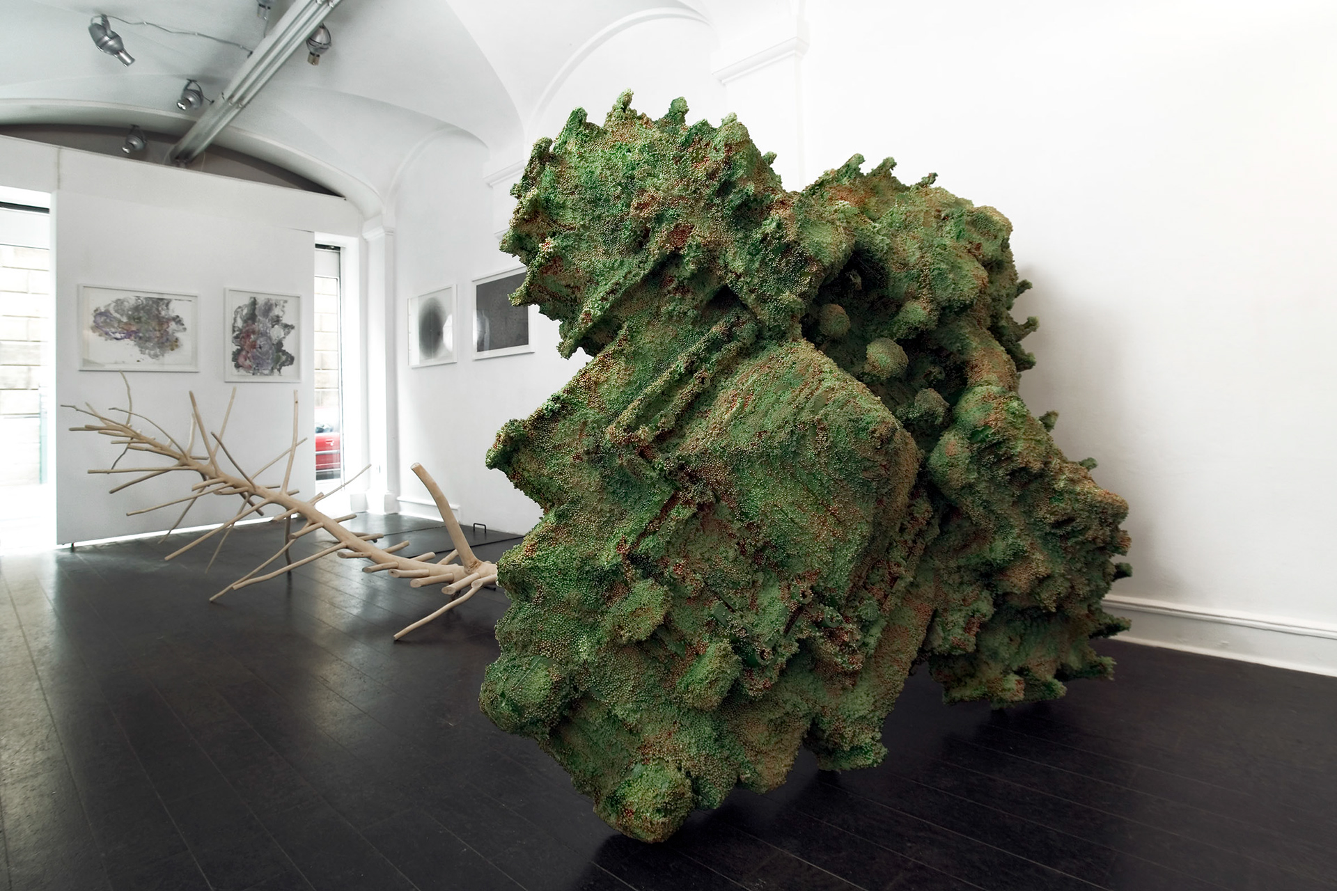 Cellula phantastica. 460 x 196 x 170 cm. 2007. Noyer non traité, microbilles de polystyrène, polyfoam et acrylique