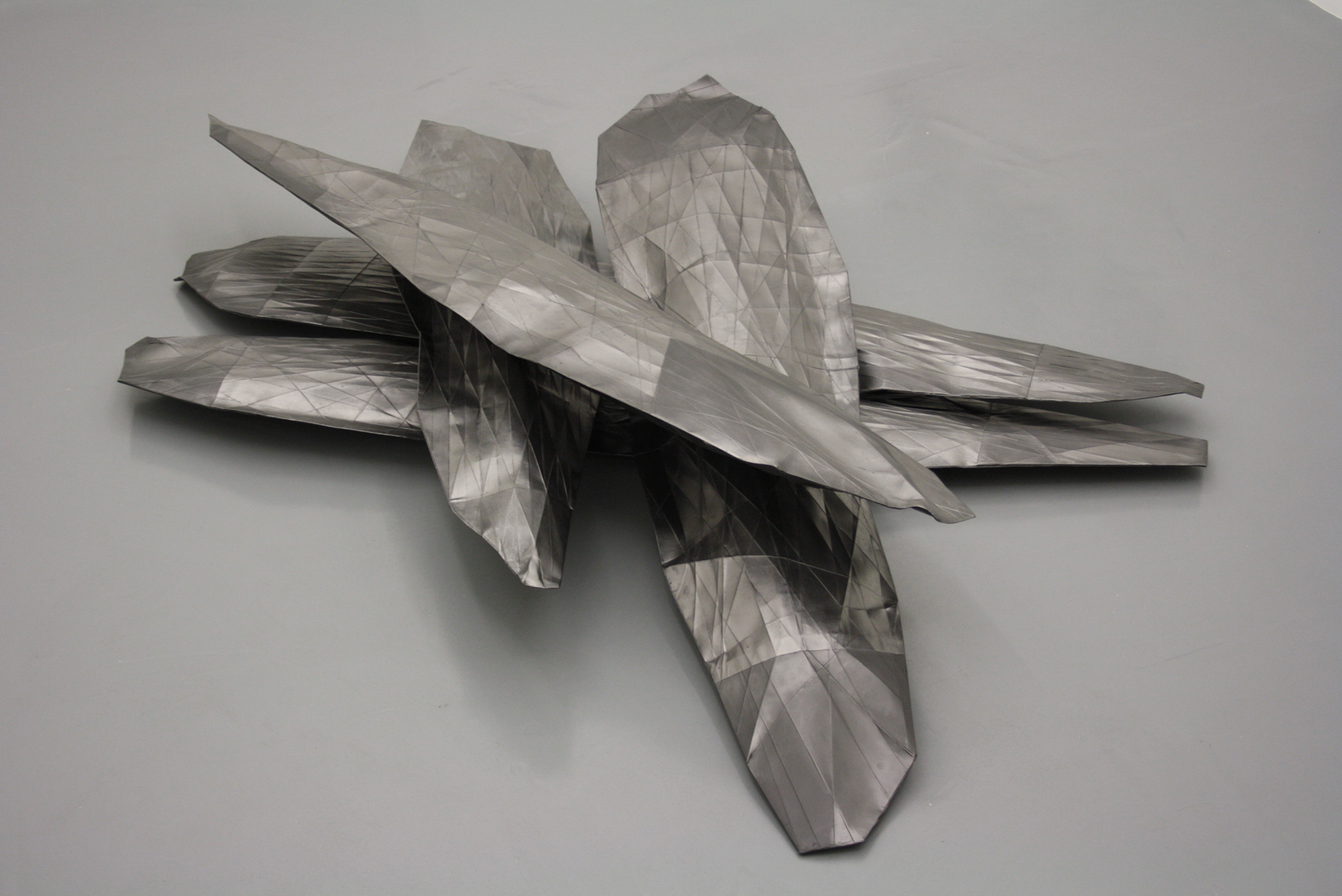 Minerais, 2015. Origami de papier et graphite. 230 x 145 x 70 cm. Exposition personnelle Structures fossiles, Chabah Yelmani gallery à Bruxelles