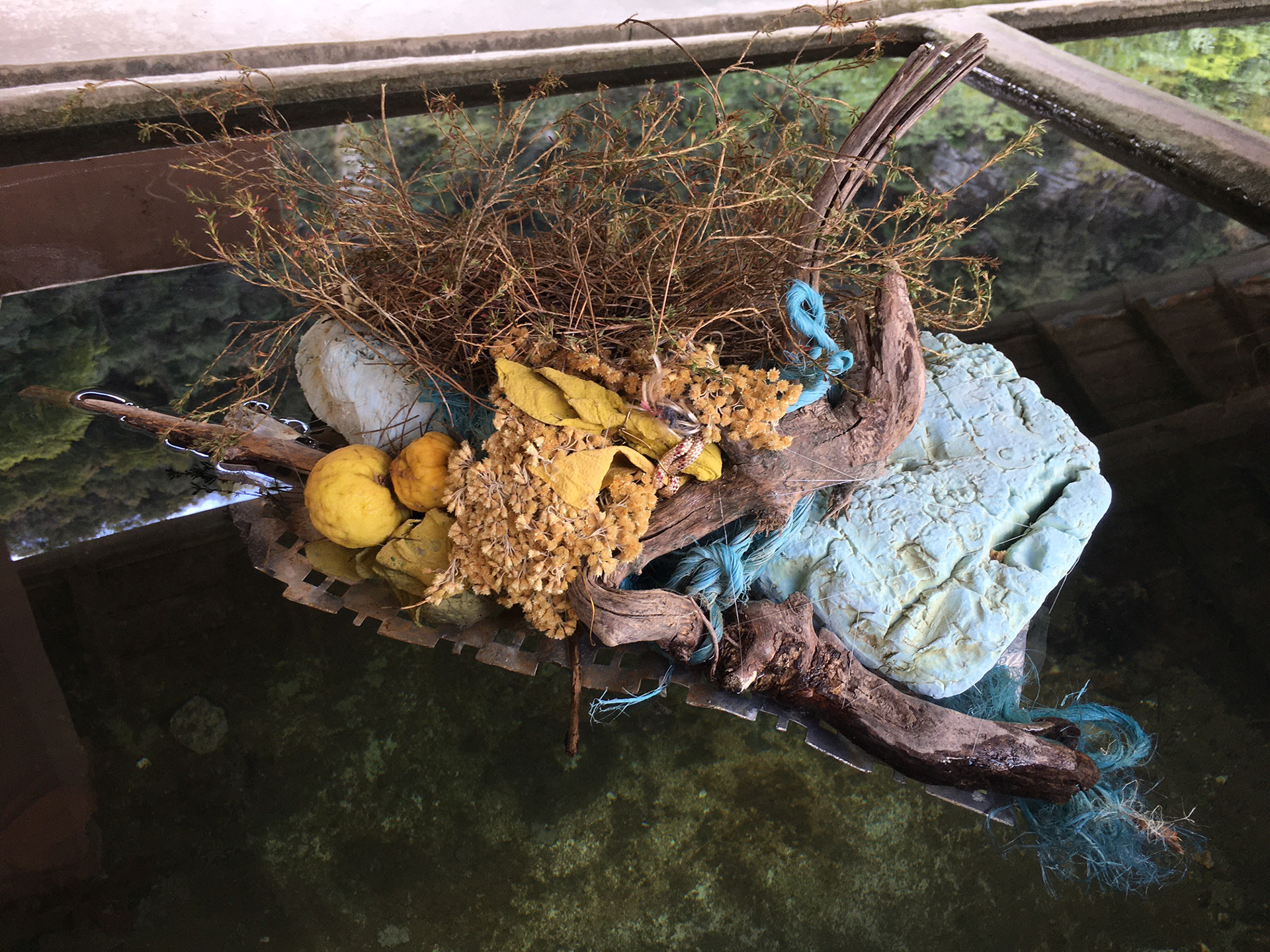 Ilôt, 2023, 65 x 50 x 32 cm présenté lors du Festival sur Le lavoir à Breil Sur Roya