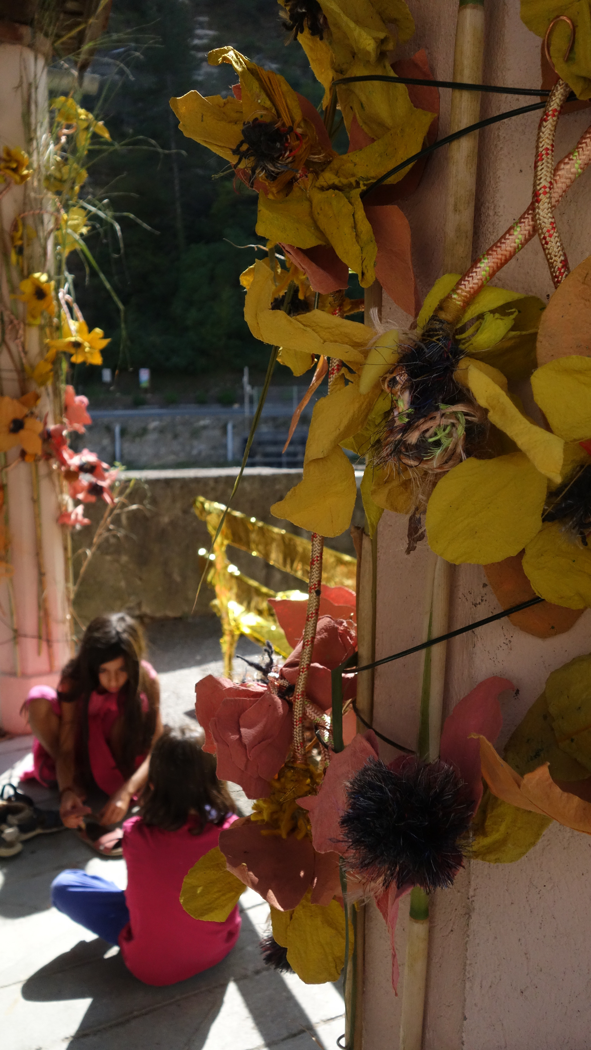 Diorama autour du Lavoir,installation florale, banc pubblic recouvert de couvertures de survie