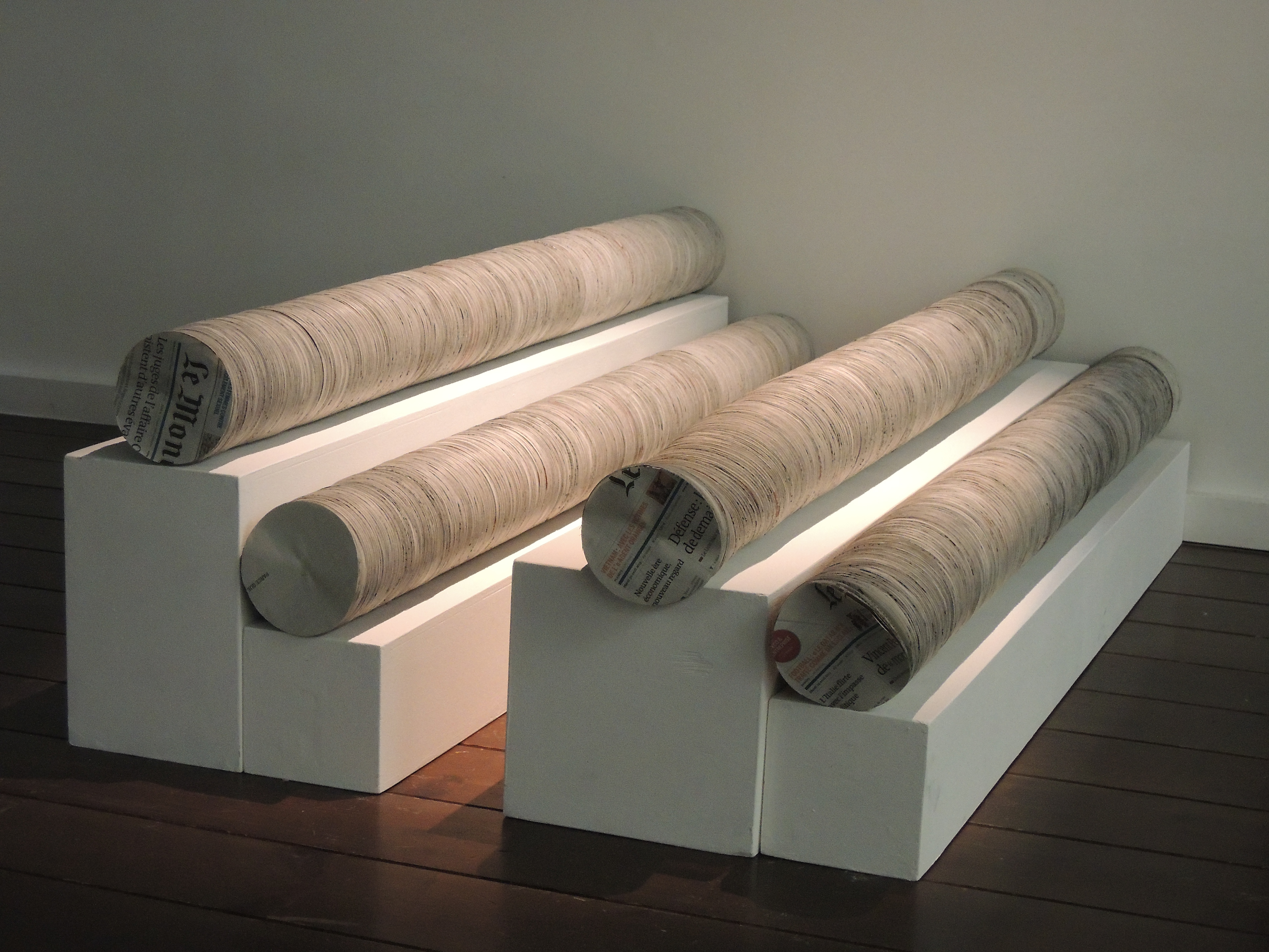 Un autre Monde. 2013. Usinage de six carottes glaciaires sur treize années d'informations du journal Le Monde et Le Monde diplomatique