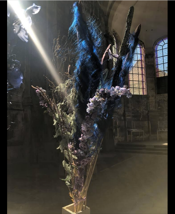 Détail de Fleurs bleues 2019-2020 Installation de 38 fleurs recomposées. Hauteur : 300 cm