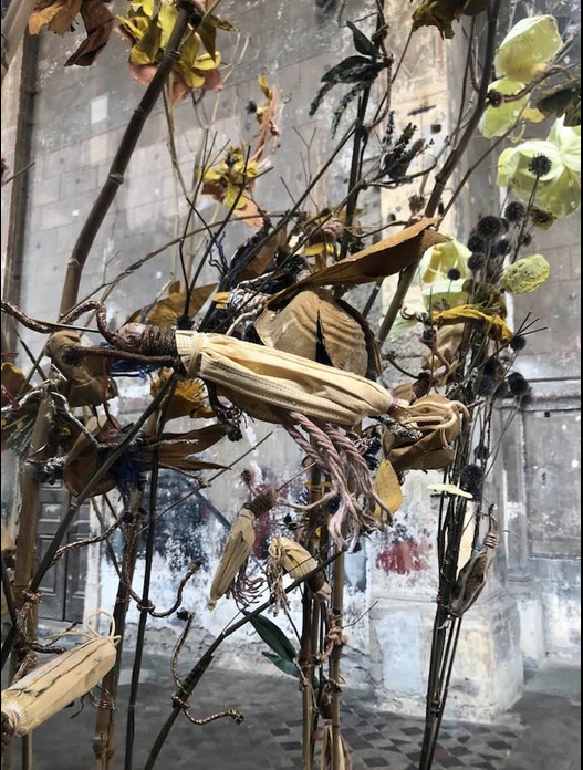 Détail de Fleurs de chair, 2020-2021, installation de 34 fleurs recomposées. Hauteur : 300 cm