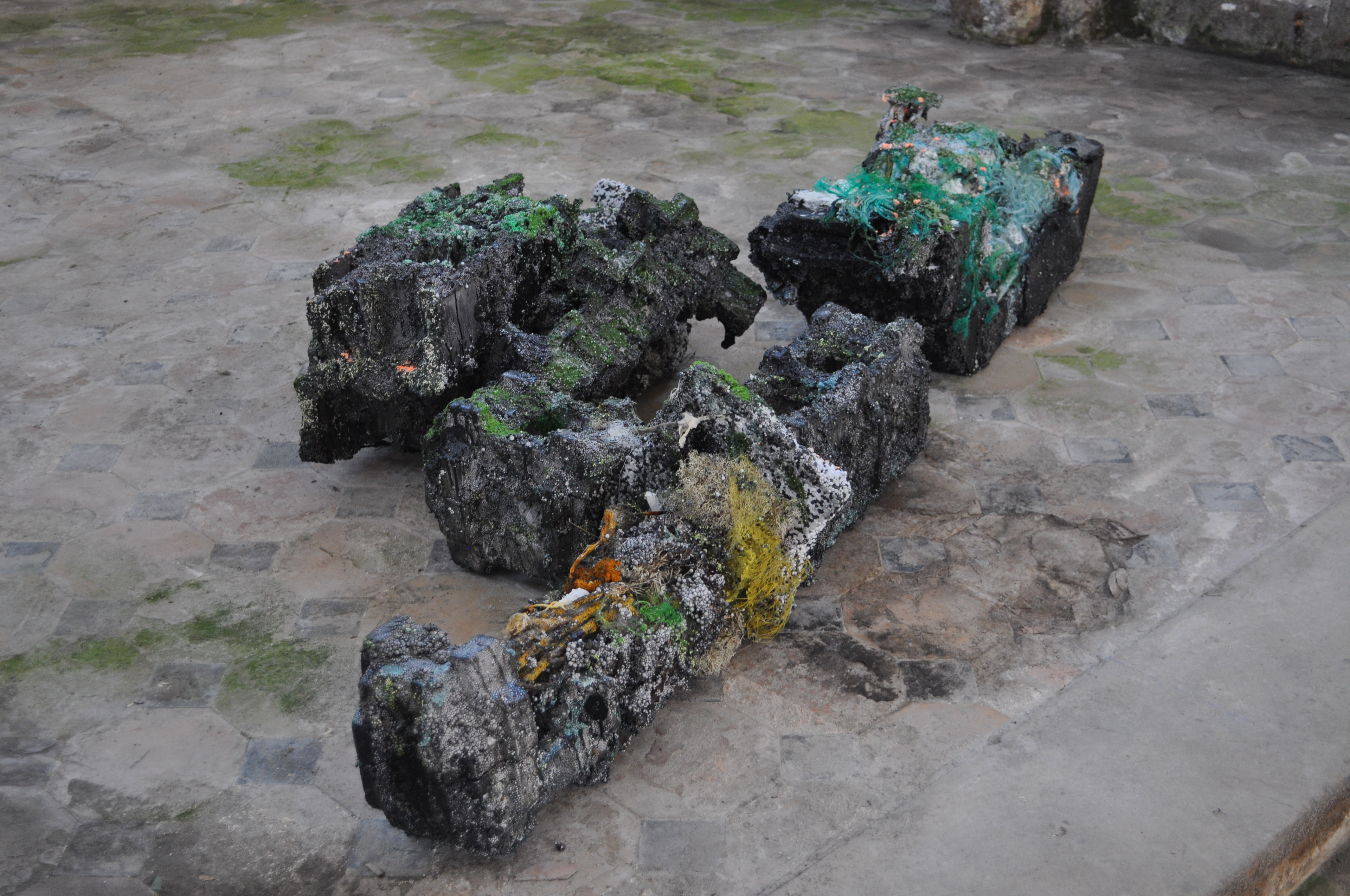 Matière vive, 2008. 260 x 156 x 42 cm. Vue de l'exposition On ne voit pas le temps passer à l'Eglise Saint Maur. Curatrice Viviane Zenner