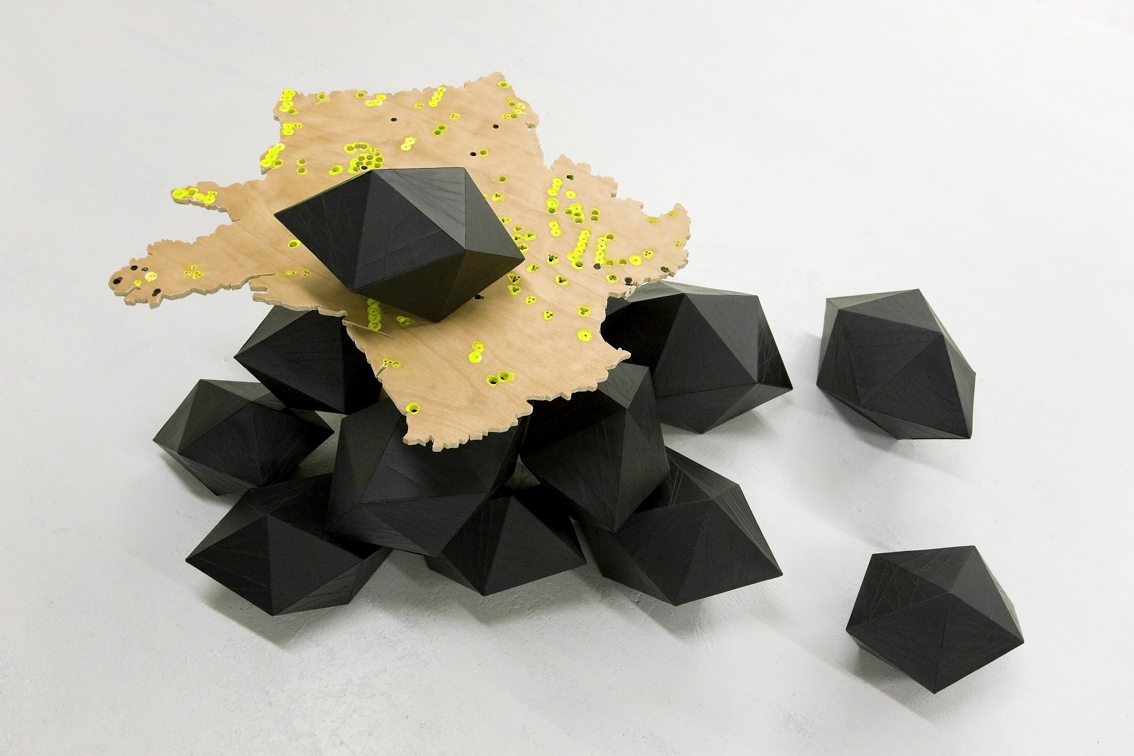 Douze graphites (Sous-France). 2011. 250 x 200 x 120 cm. Origami de papier, contreplaqué, graphite et acrylique