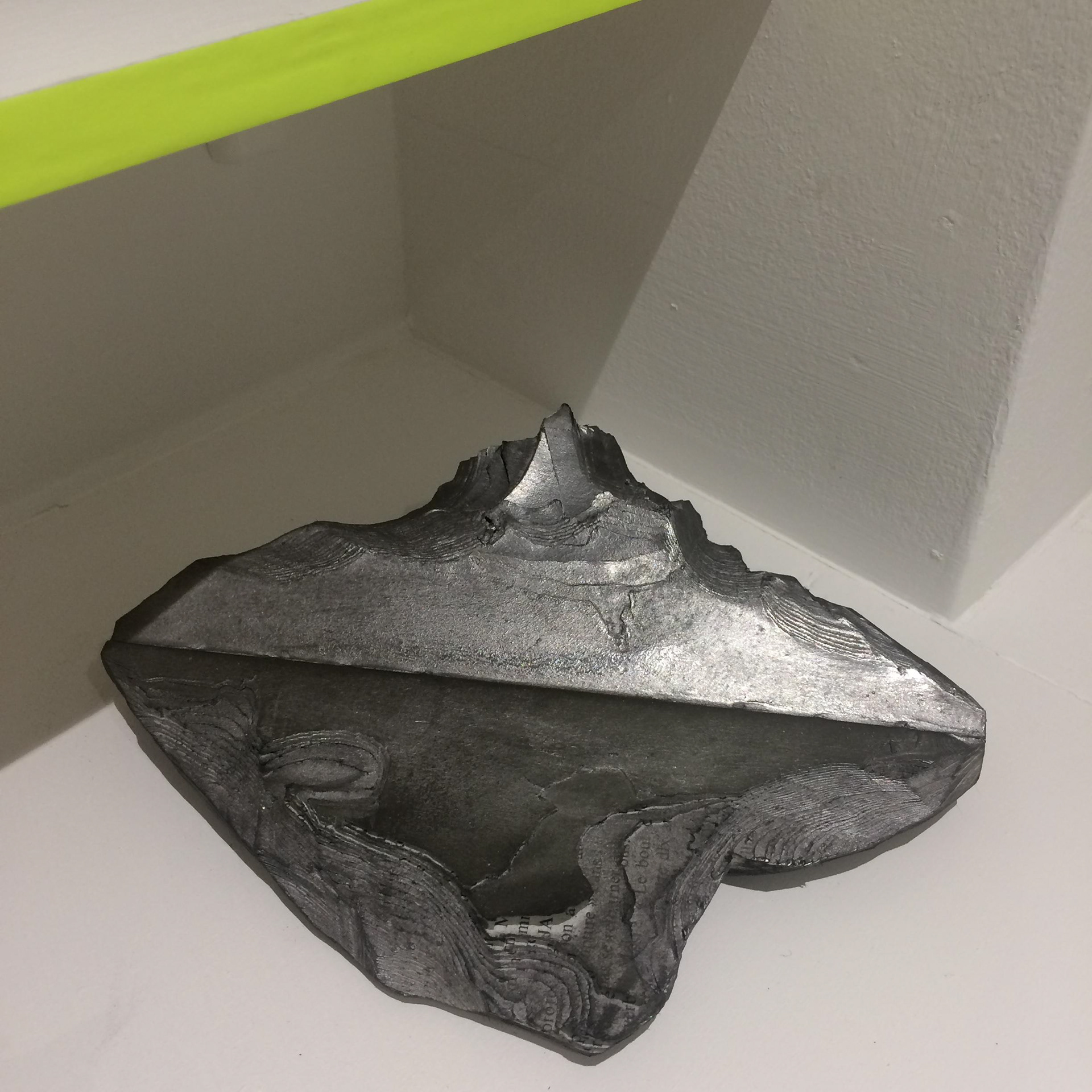 Détail de la série des 44 ouvrages en ruine taillés recouvert de graphite