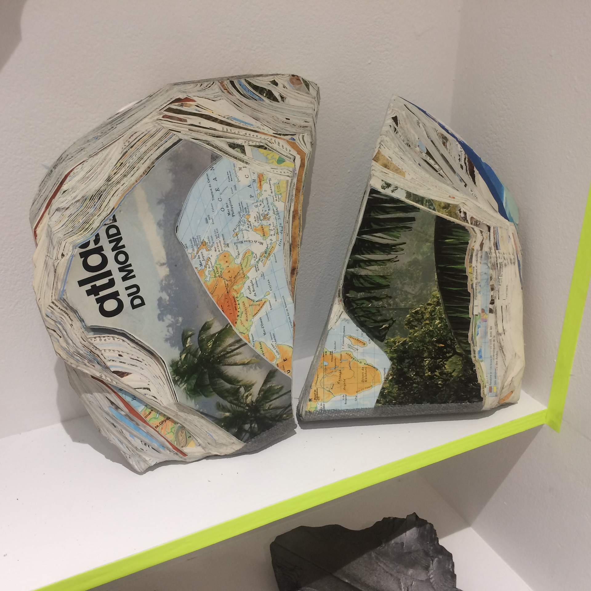 Détail de la série des 44 ouvrages en ruine taillés recouvert de graphite