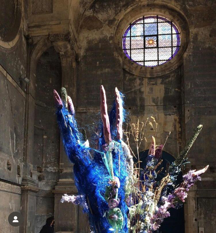 Technique : bambous, plumes, acier, polyester, lichens, polystyrène, coton, polyamide, feutrine, éponges synthétiques, graines, plantes vagabondes, polychlorure de vinyle, chanvre, acryliques, nylon