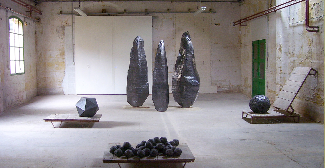 Vue de l'exposition Ellipsis-Interruption/Omission aux Moulins de Paillard, 2010. Curators : James Porter et Shelly Di Vito