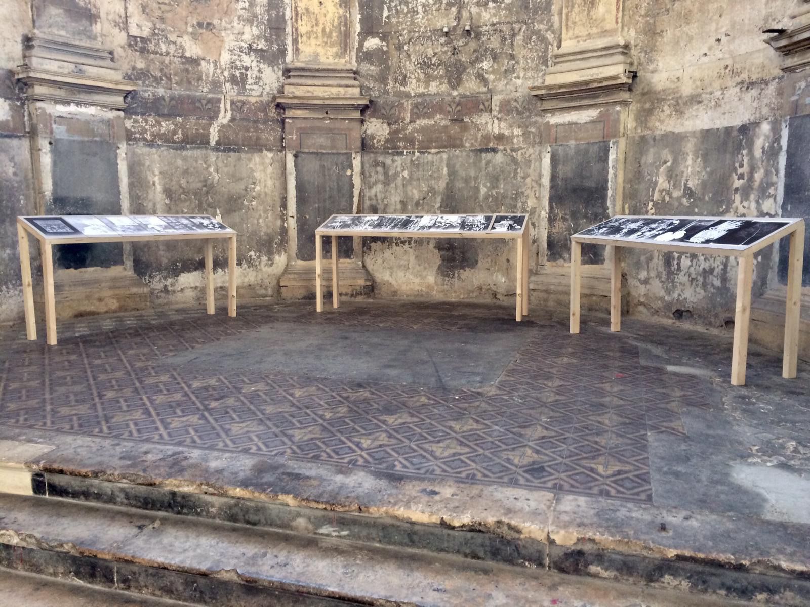 Installation dans l'Eglise des Trinitaires. 20 planche d'un herbier d'espèces vagabondes et fonds d'articles du Monde, collectés pendant le confinement en 2020