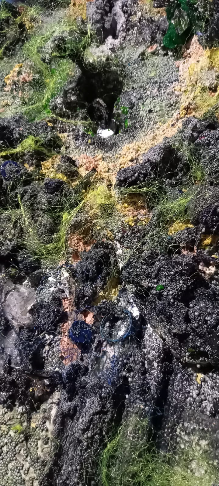 Détail de la sculpture Plat-paysage, 2023. Dérivés de polymères et couleurs 