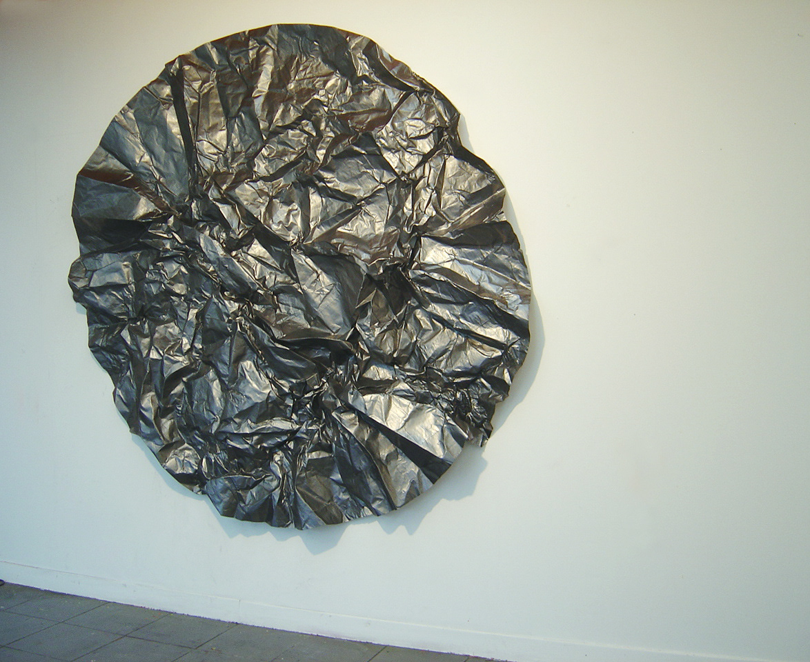 Ce Monde. 2006. Diamêtre 230 cm. Journaux Le Monde et graphite