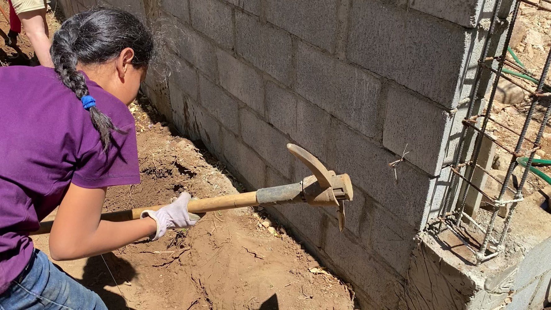 Hemena (an 11 year old girl from El Borbollón) helping break up the dirt in the trenches.