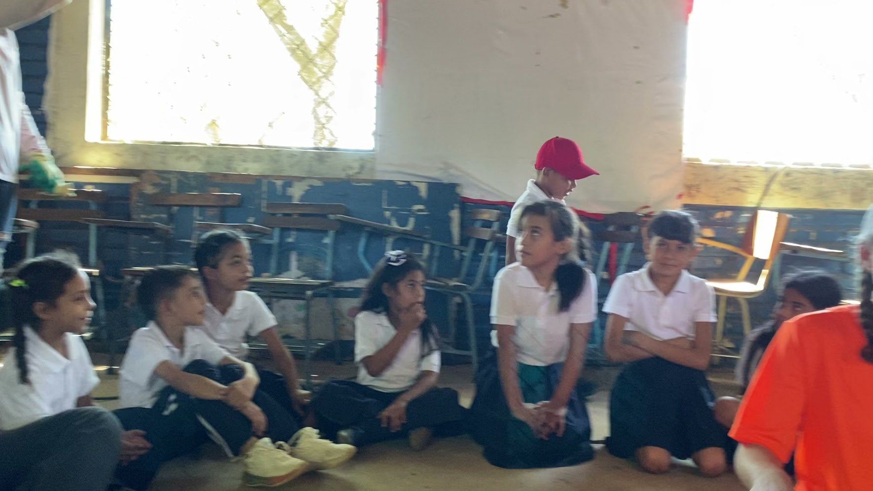 Playing duck, duck, goose - or in Spanish "pato, pato, ganso"!