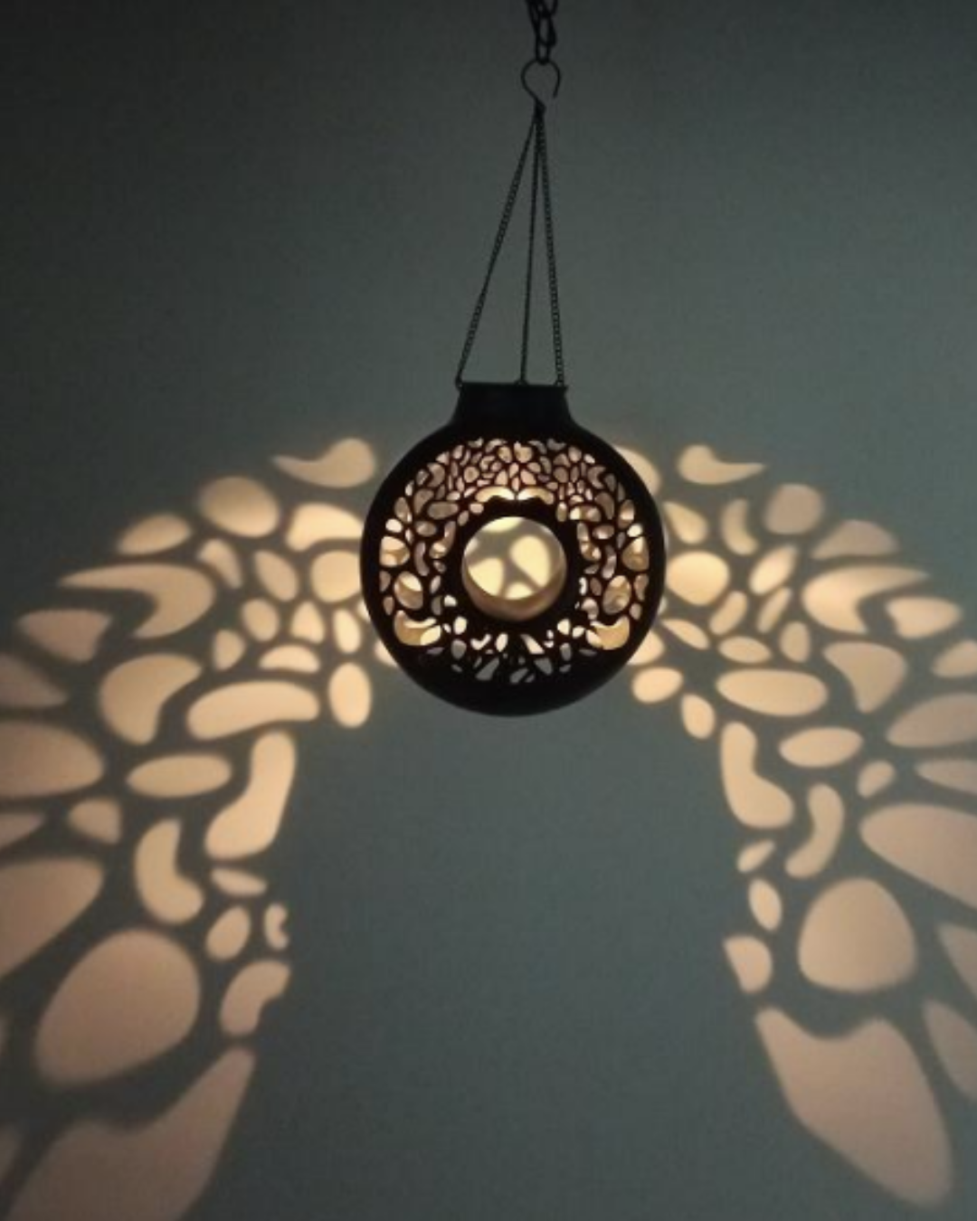 Circular solar bird feeder