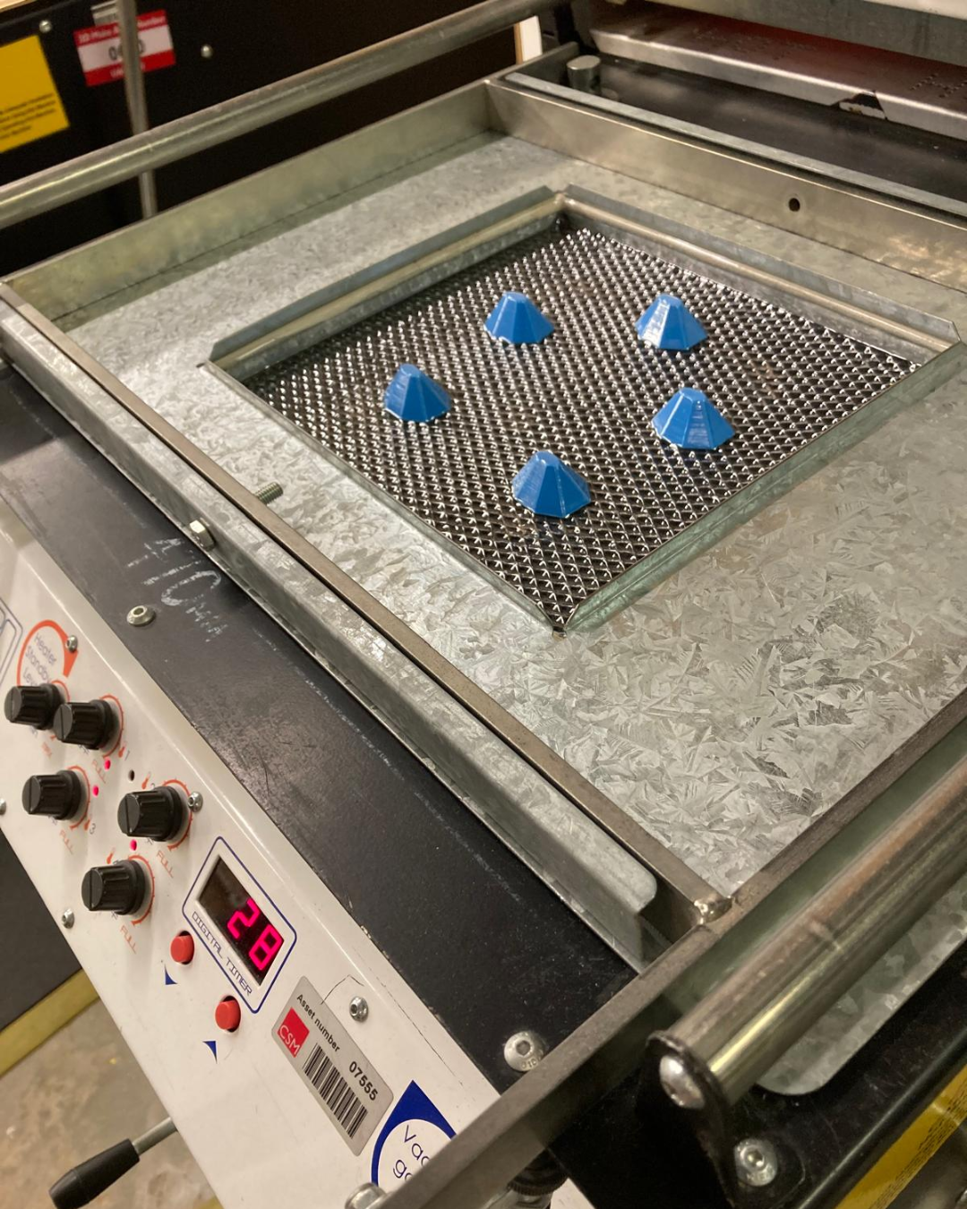 Vacuum forming capsule