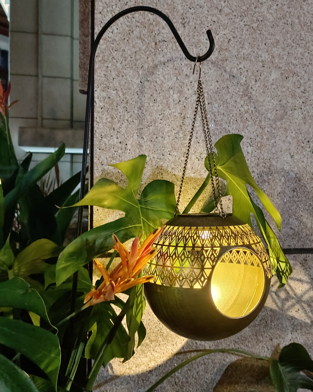 Spherical solar bird feeder