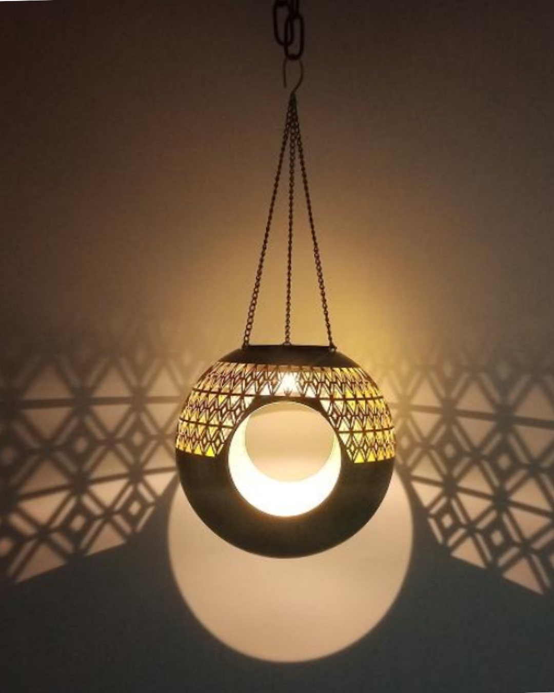 Spherical solar bird feeder
