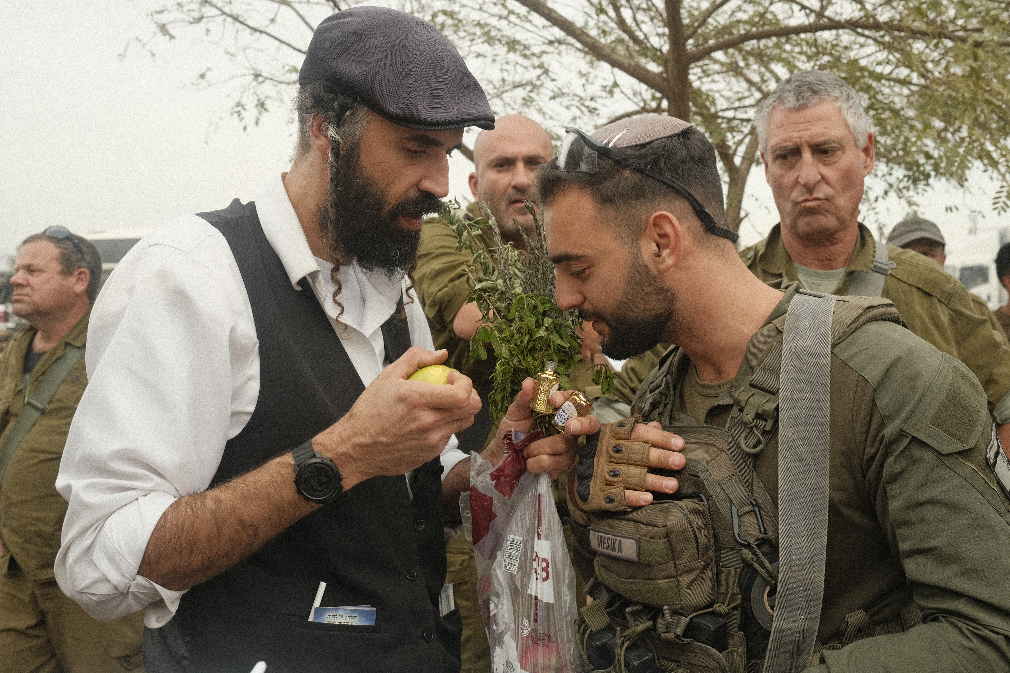 Chabadniks greet soldiers in honor of Sukkot