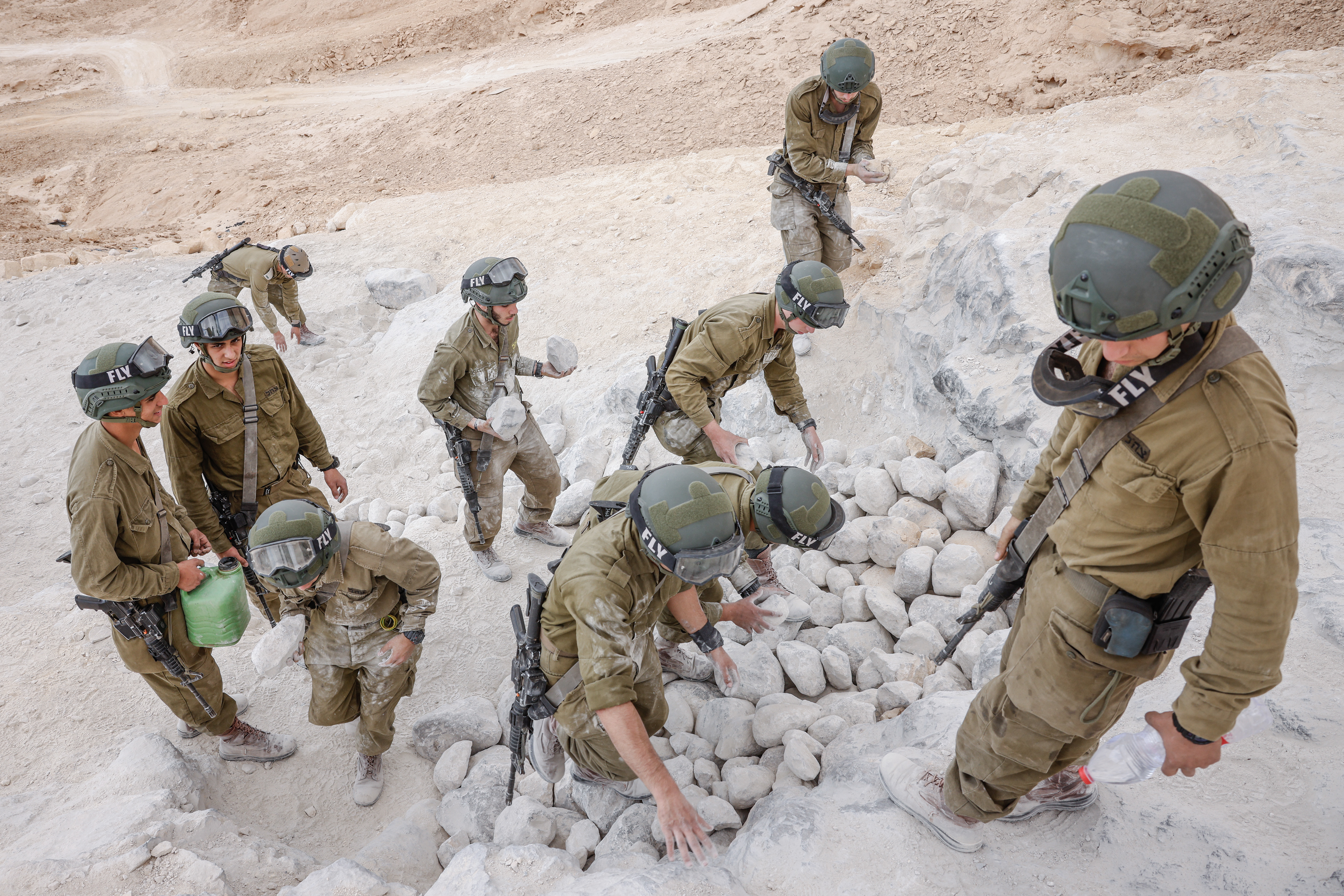 Young soldiers build a step so that the Hammer can pass there