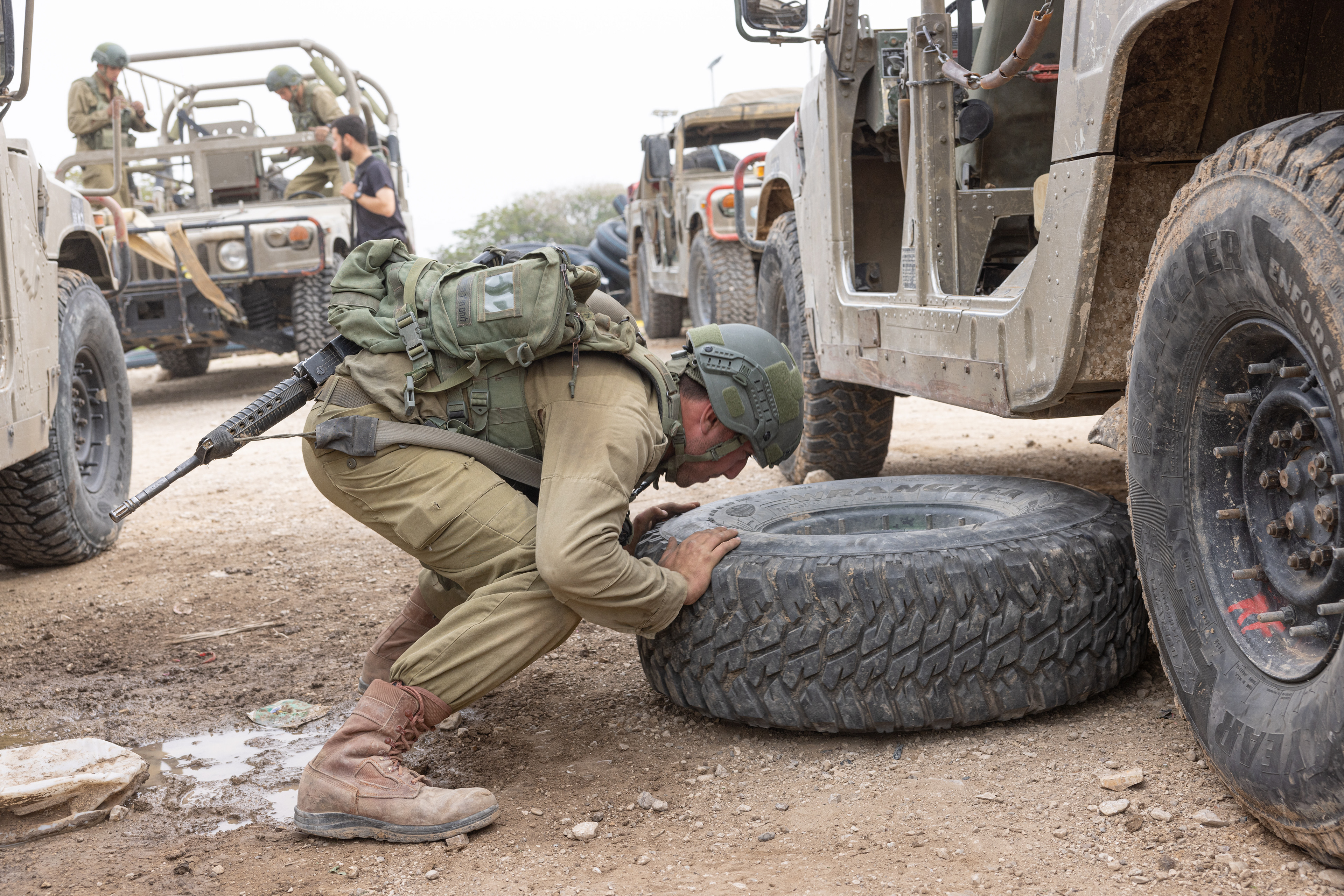 Changing a wheel as part of the Maslool training