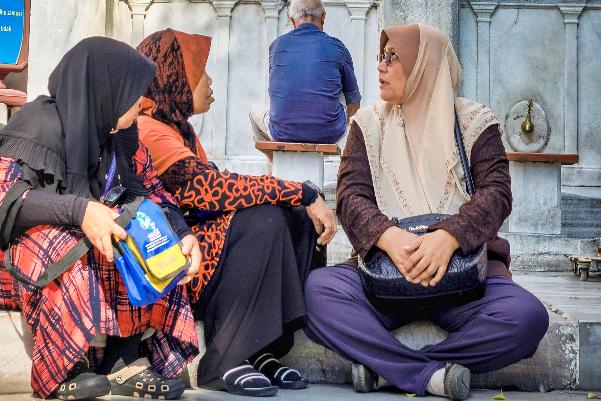 Women outside Nuruosmaniye Mosque, Istanbul, Turkey 2018