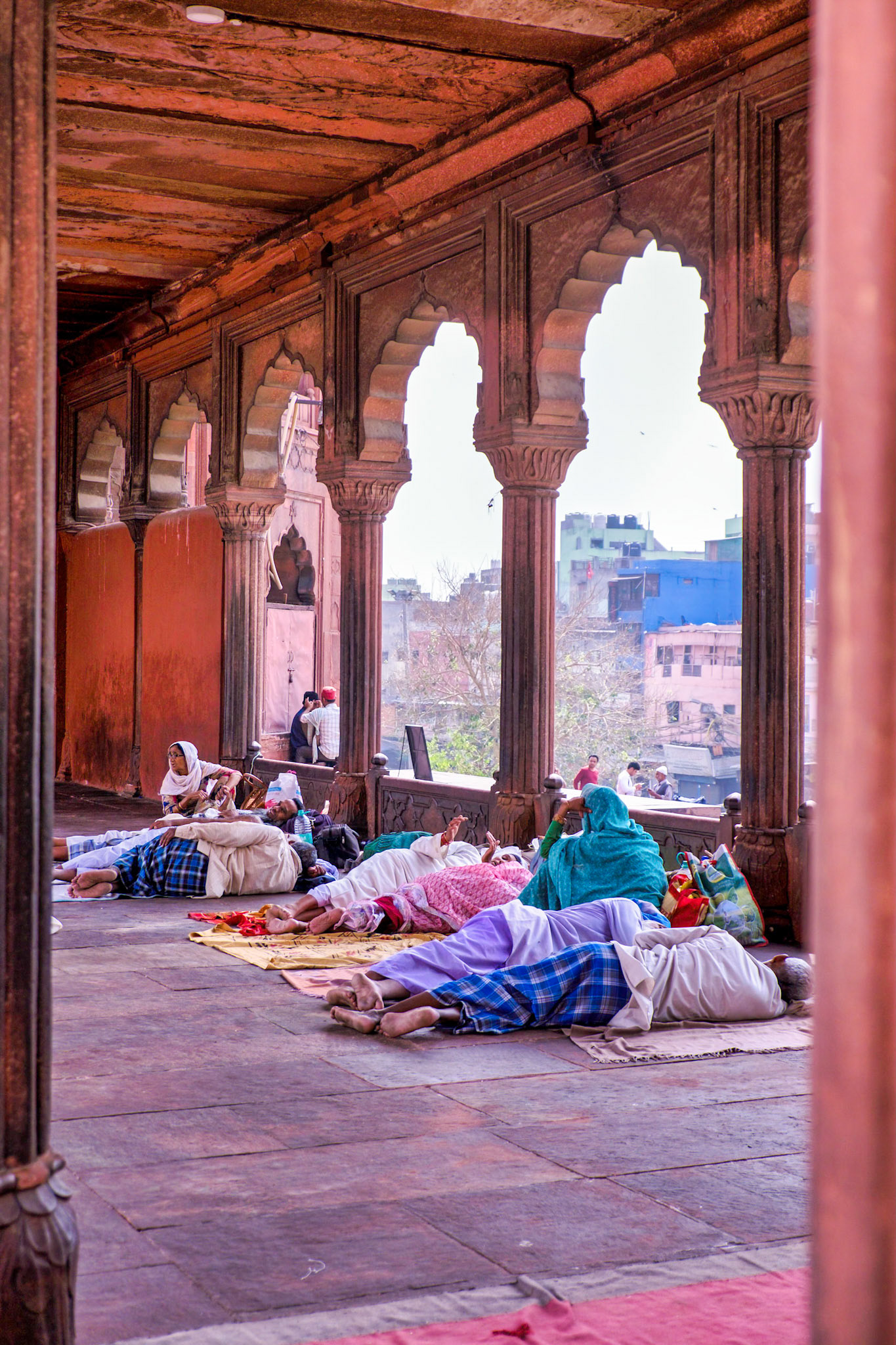 People sleeping in cloister perpendicular to the one seen up until now, Jama Mosque