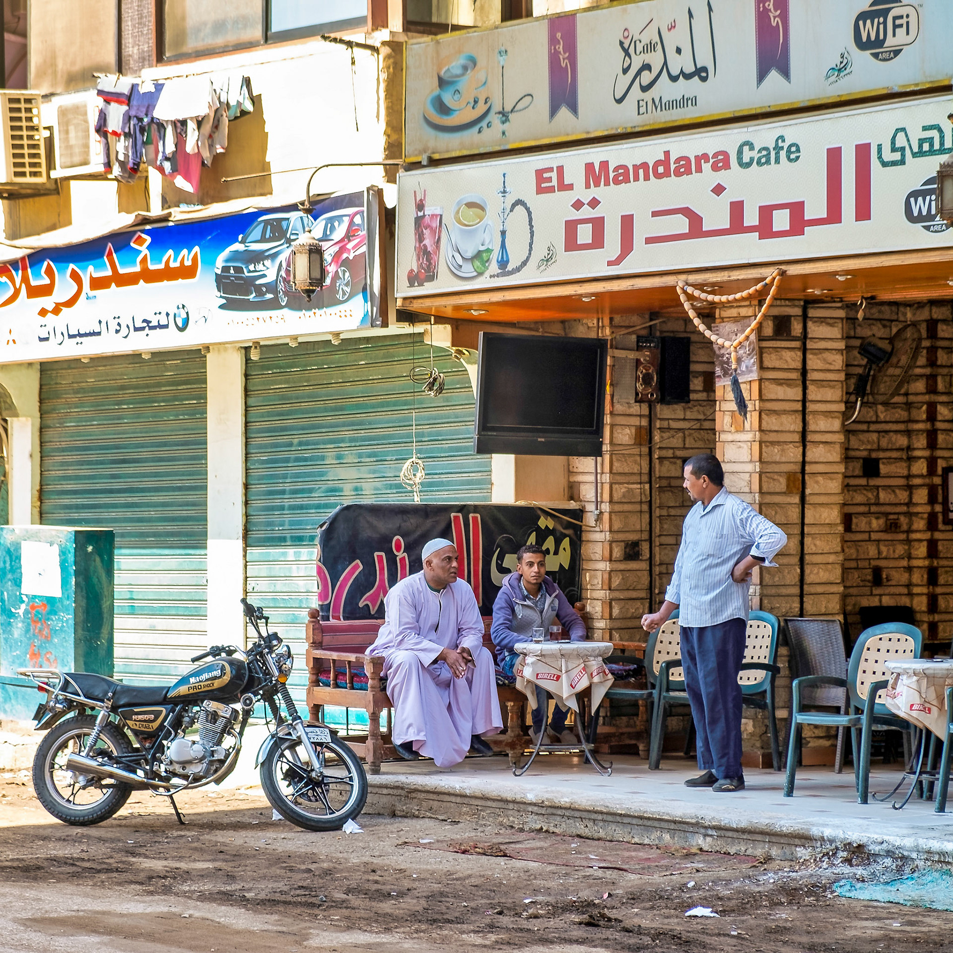 Street scene across the street from lunch restaurant