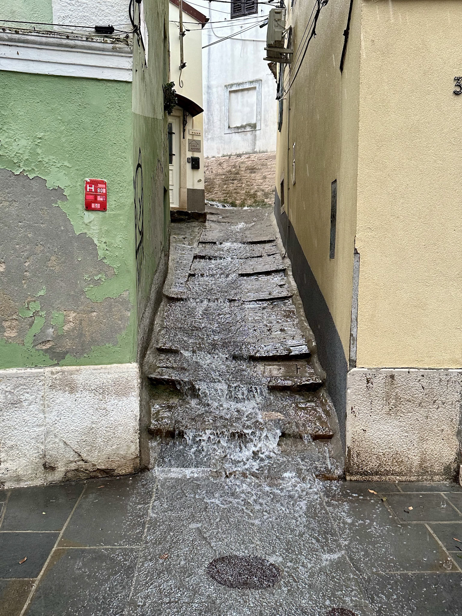 The rainstorm is flooding the Piran streets!