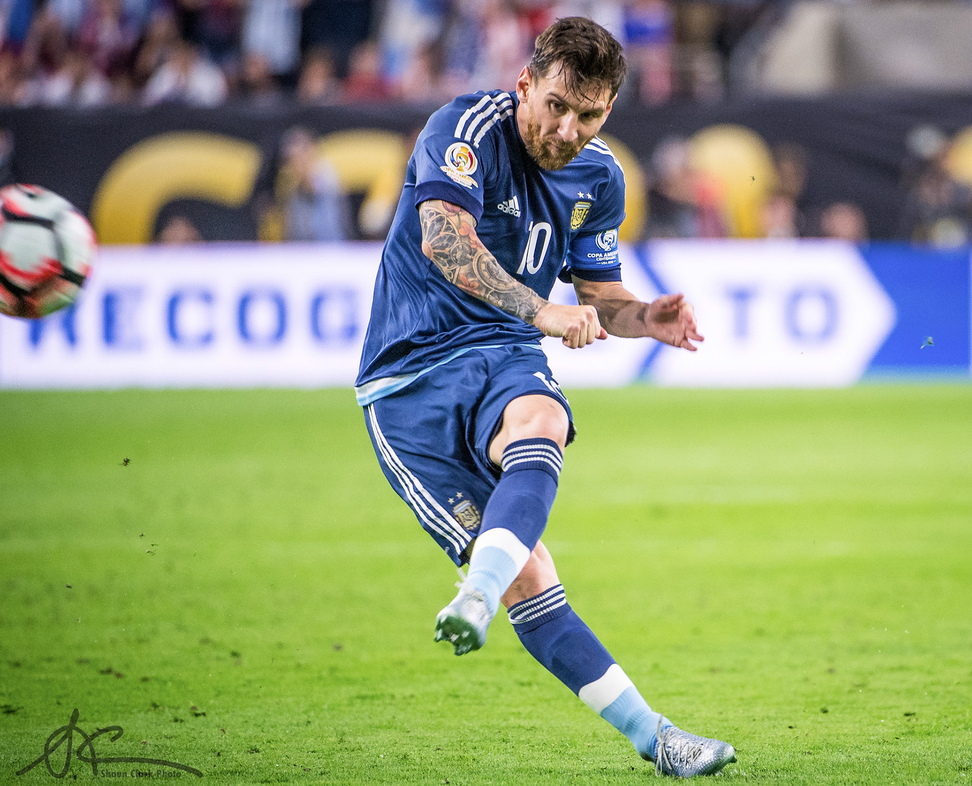 HOUSTON, TX - JUNE  21: Lionel Messi #10 of Argentina scores a goal on a free kick during the Copa America Centenario Semifinal match between United States and Argentina at NRG Stadium on June 21, 2016 in Houston, Texas.  Argentina won the match 4-0 (Photo by Shaun Clark/Getty Images) *** Local Caption *** Lionel Messi