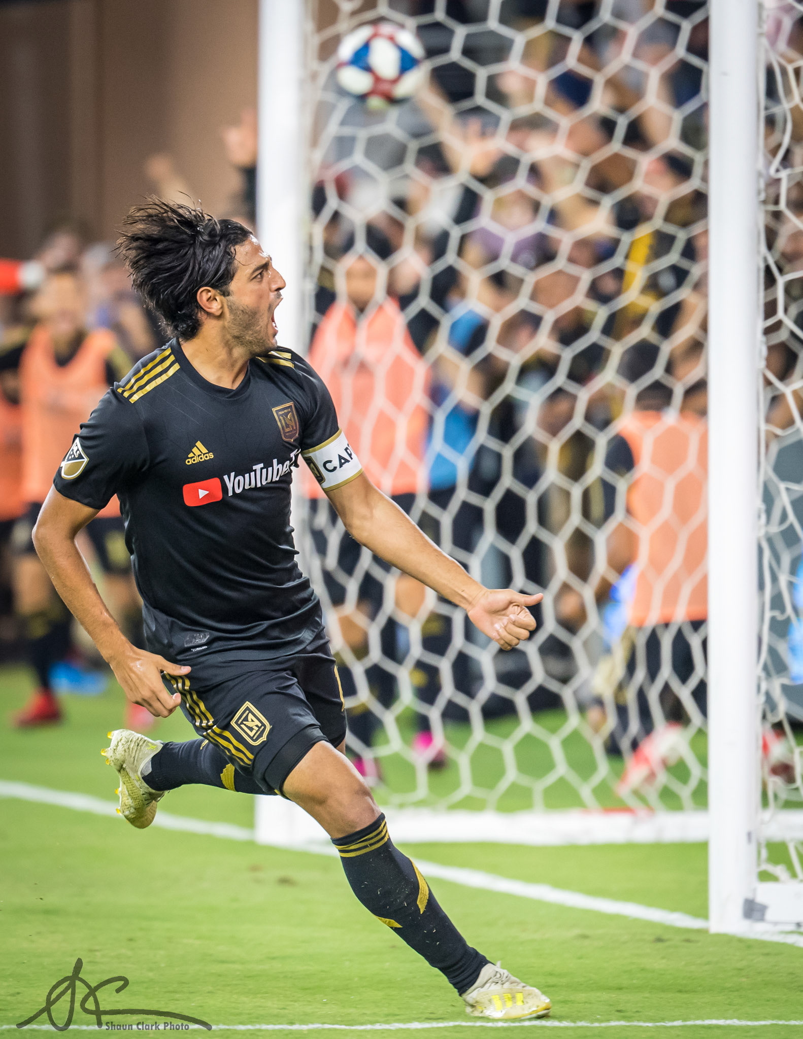 LOS ANGELES, CA - AUGUST 25:  Carlos Vela #10 of Los Angeles FC celebrates his goal during Los Angeles FC's MLS match against Los Angeles Galaxy at the Banc of California Stadium on August 25, 2019 in Los Angeles, California.  The match ended in a 3-3 draw.  (Photo by Shaun Clark/Getty Images) *** Local Caption *** Carlos Vela