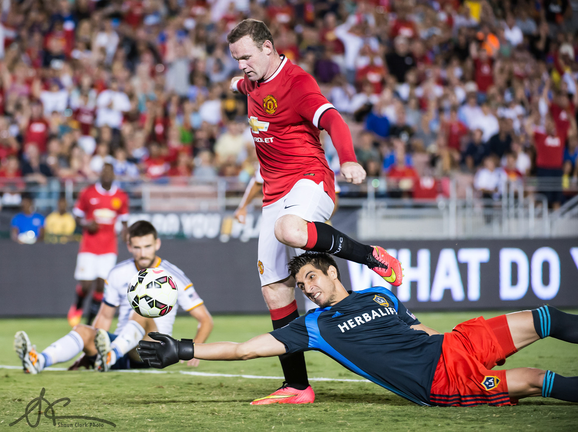 Pasadena, California – July 23, 2014 – Manchester United’s Wayne Rooney scores his 2nd goal of the evening as LA Galaxy's Jaime Penedo watches helplessly after making a mistake during Manchester United's 7-0 victory over the Los Angeles Galaxy at the Rose Bowl in Pasadena, California on July 23, 2014 (Photo: Shaun Clark).