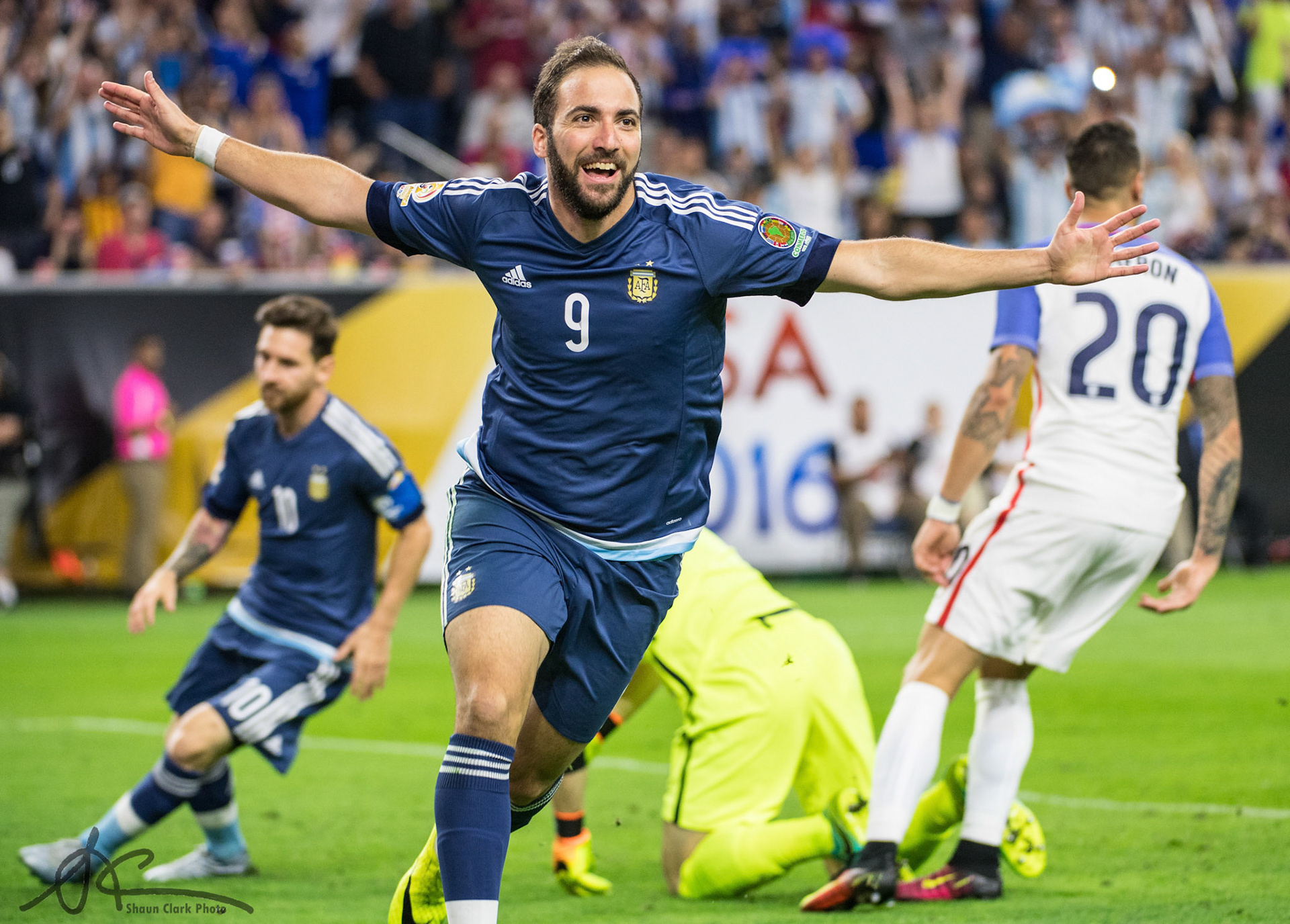 HOUSTON, TX - JUNE  21: Gonzalo Higuain #9 of Argentina celebrates a goal during the Copa America Centenario Semifinal match between United States and Argentina at NRG Stadium on June 21, 2016 in Houston, Texas.  Argentina won the match 4-0 (Photo by Shaun Clark/Getty Images) *** Local Caption *** Gonzalo Higuain