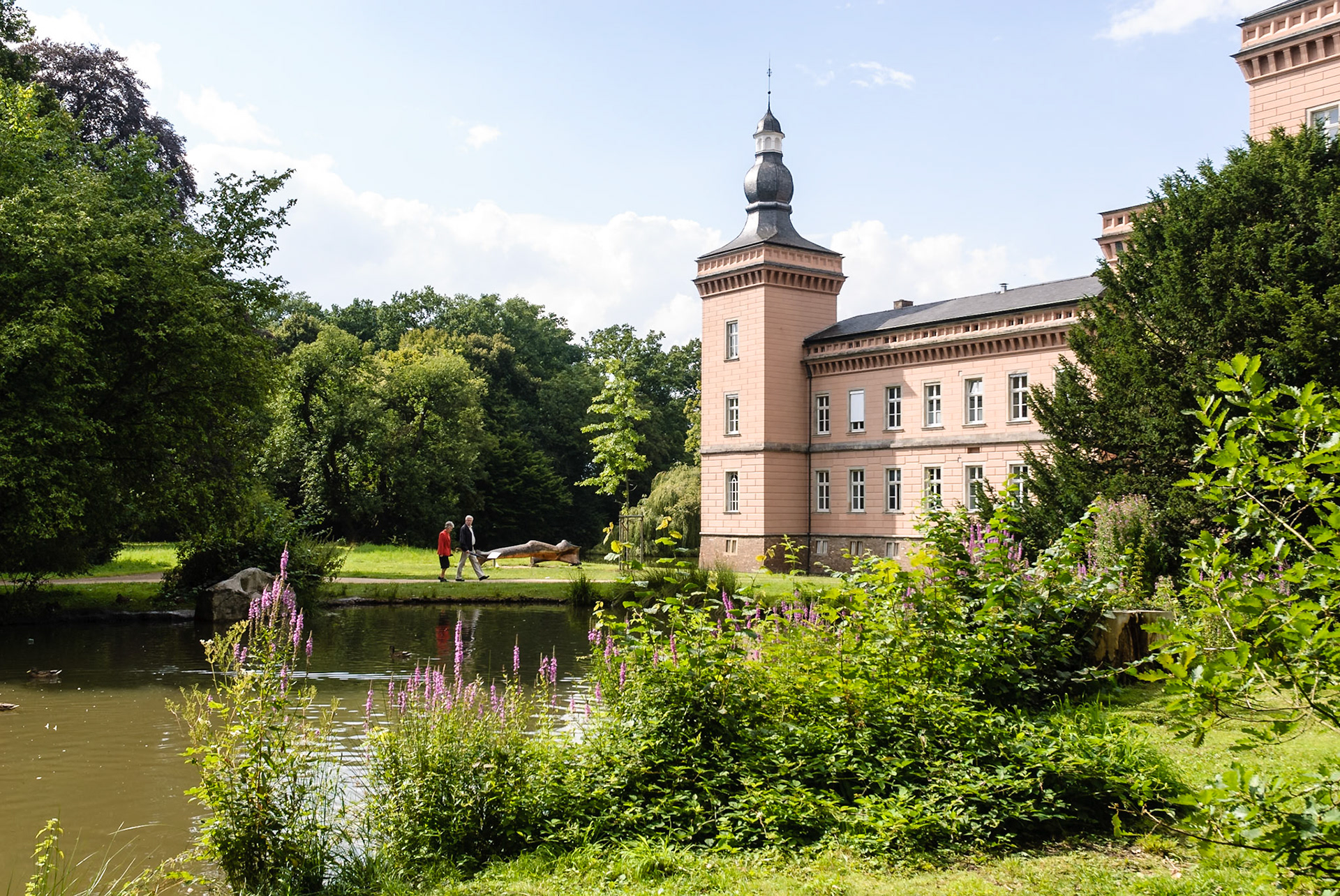 Blick auf den jüngeren Bauabschnitt des Schloss Gracht über den "Ententeich" hinweg.
