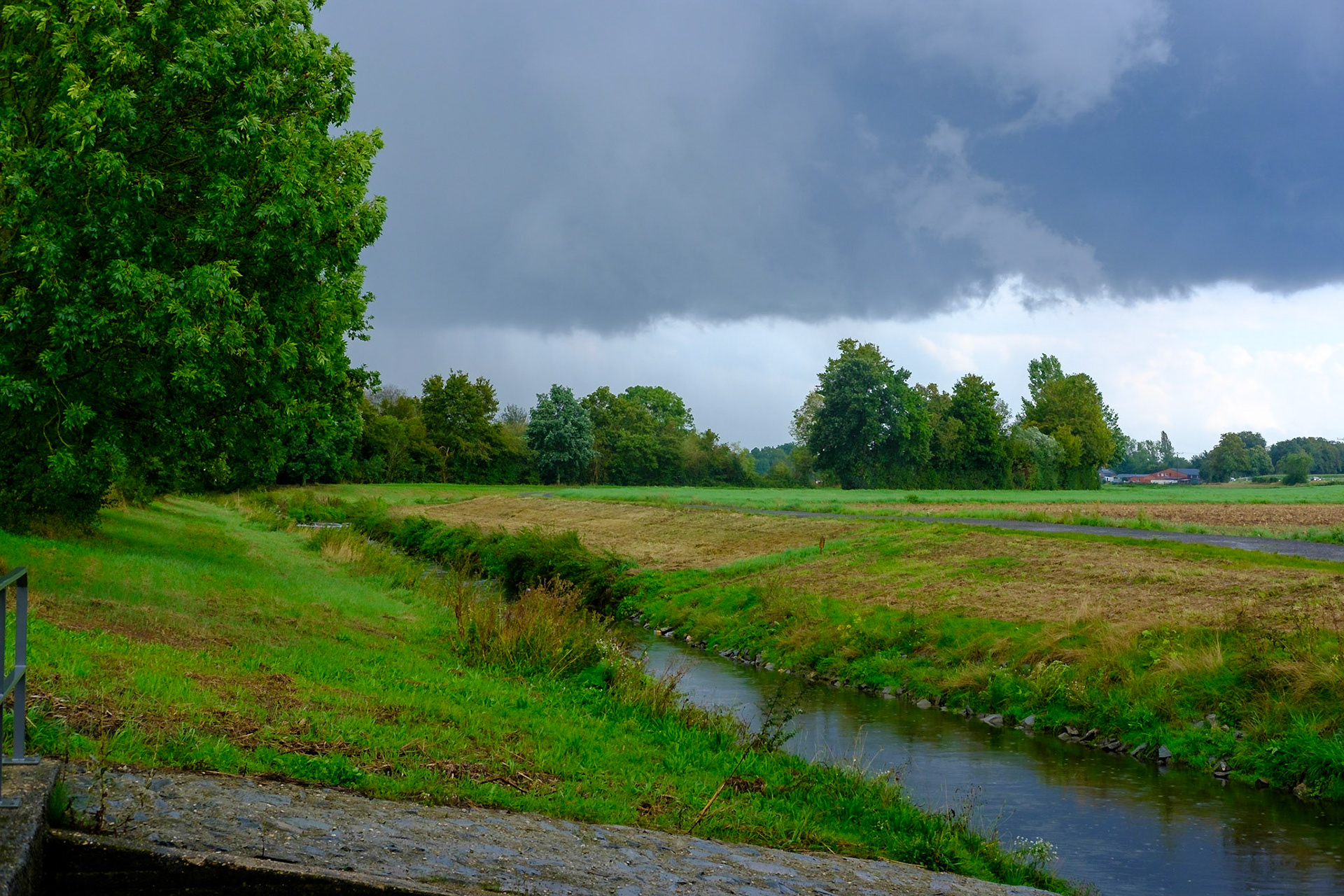 Die Erft bei Bliesheim vor dem Gewitter